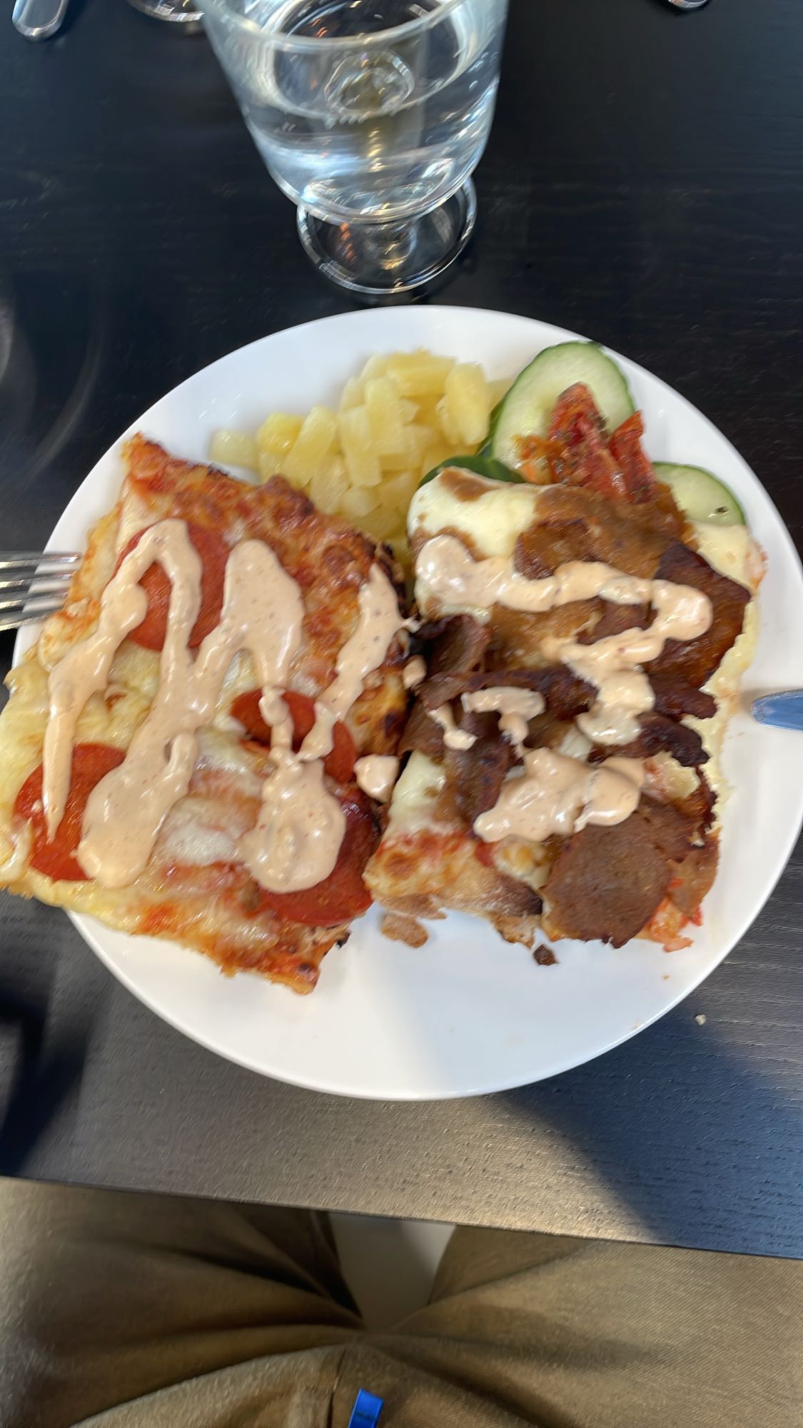 Pizza med kebab och ananas