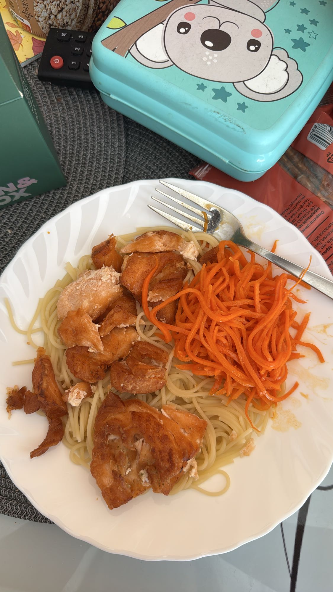 Лосось з макаронами та морквою