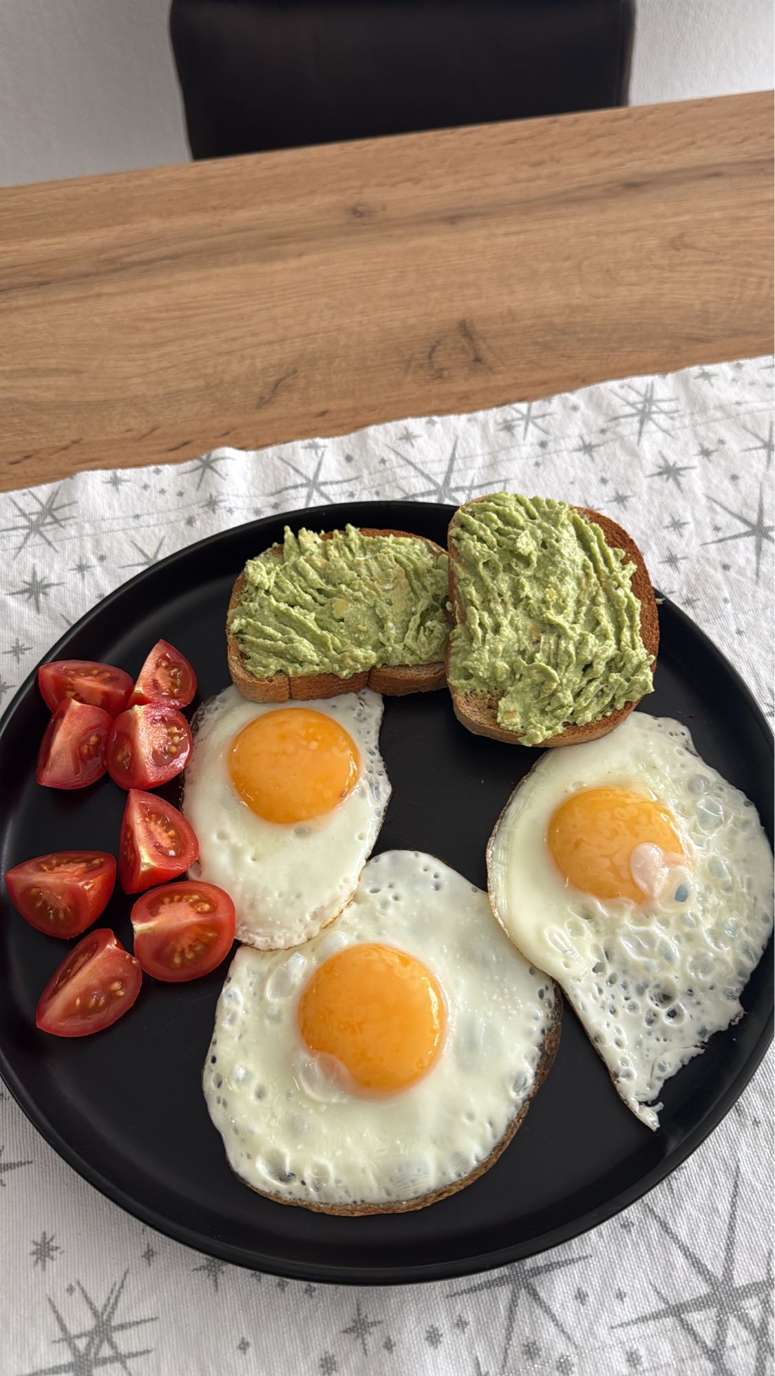 Mic dejun cu ouă și avocado