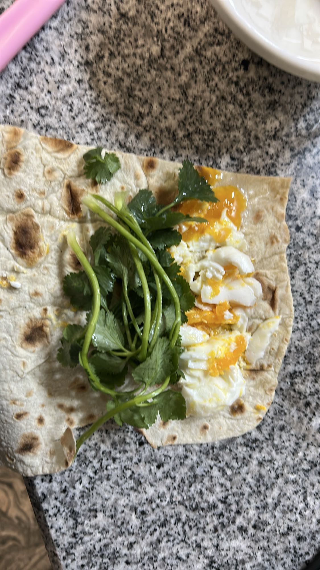 Яйцо с лавашом и кинзой