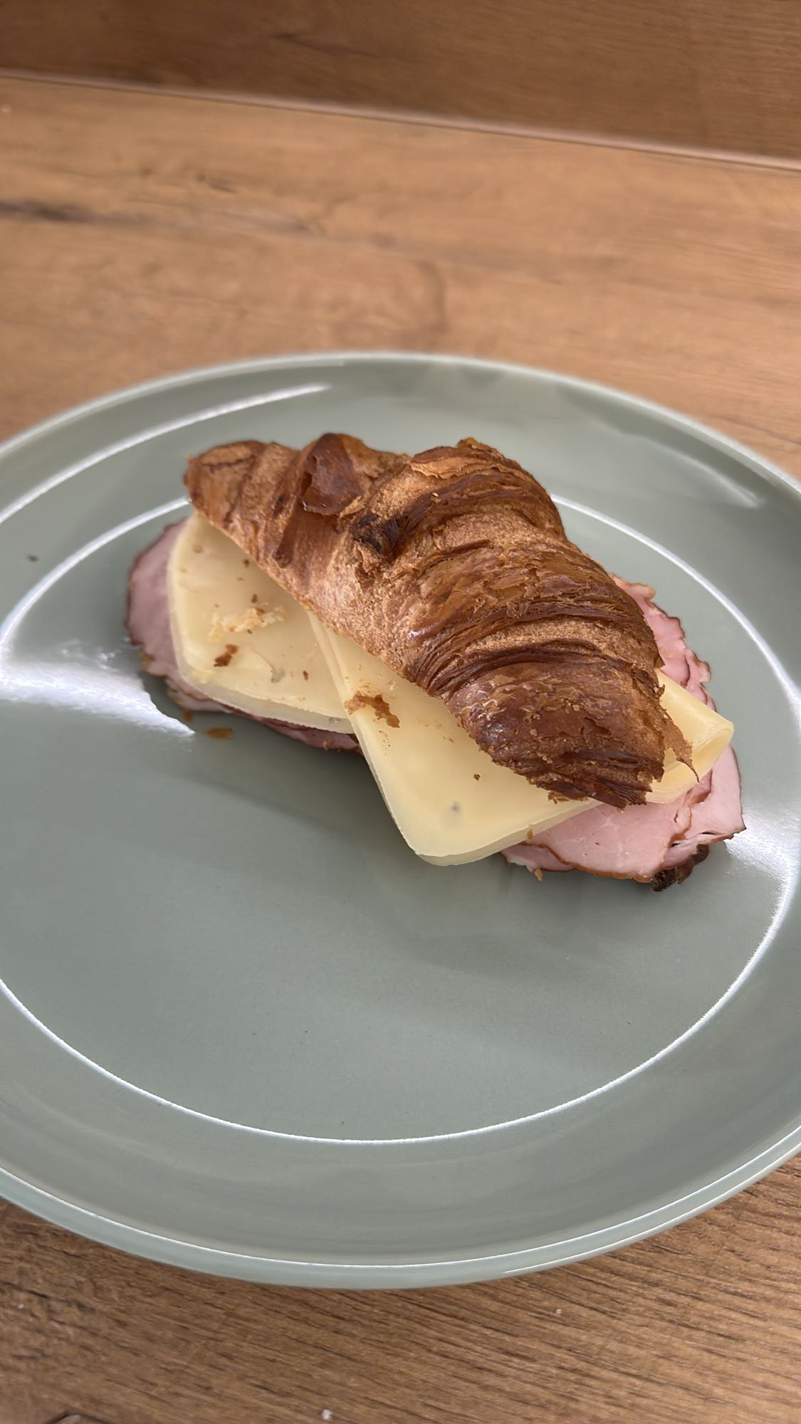 Круассан с ветчиной и сыром