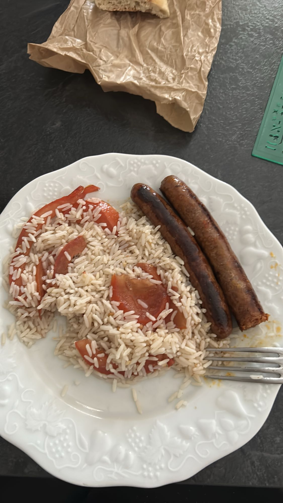 Riz, saucisses et tomates