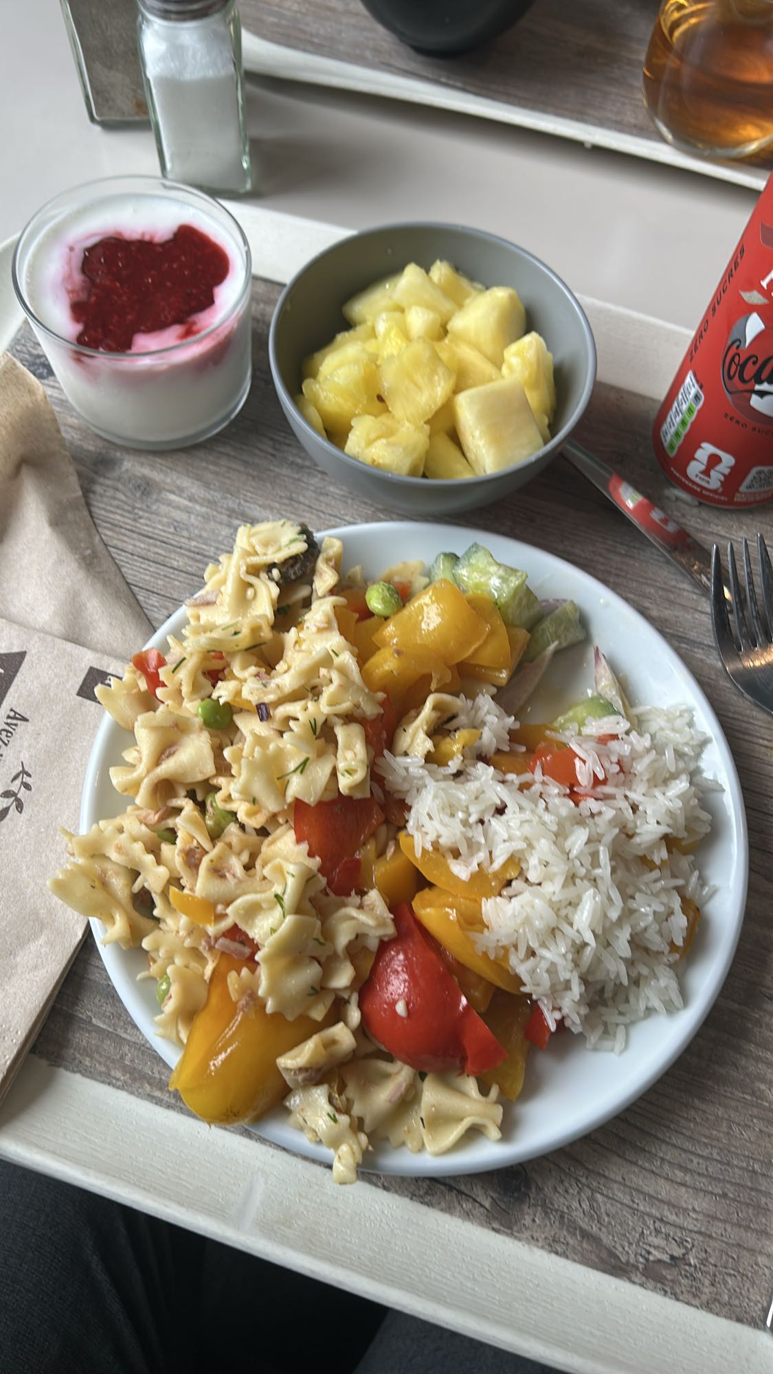 Déjeuner pâtes et fruits