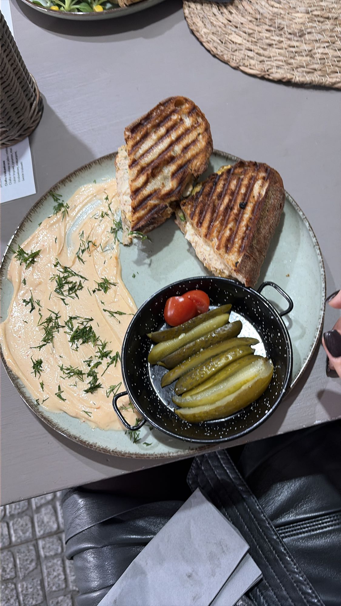 kanapka z pastą, ogórki