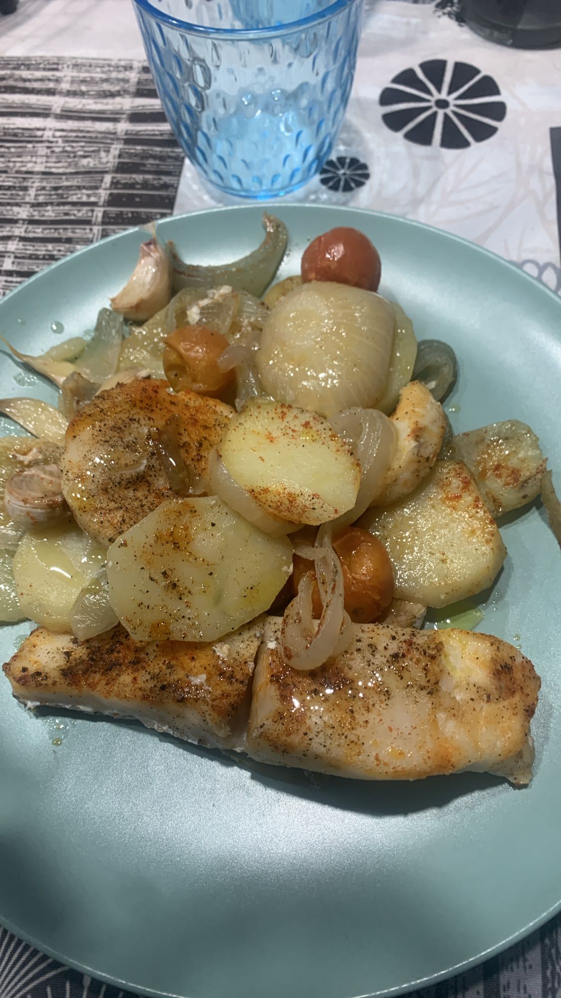 Pescado con papas y verduras