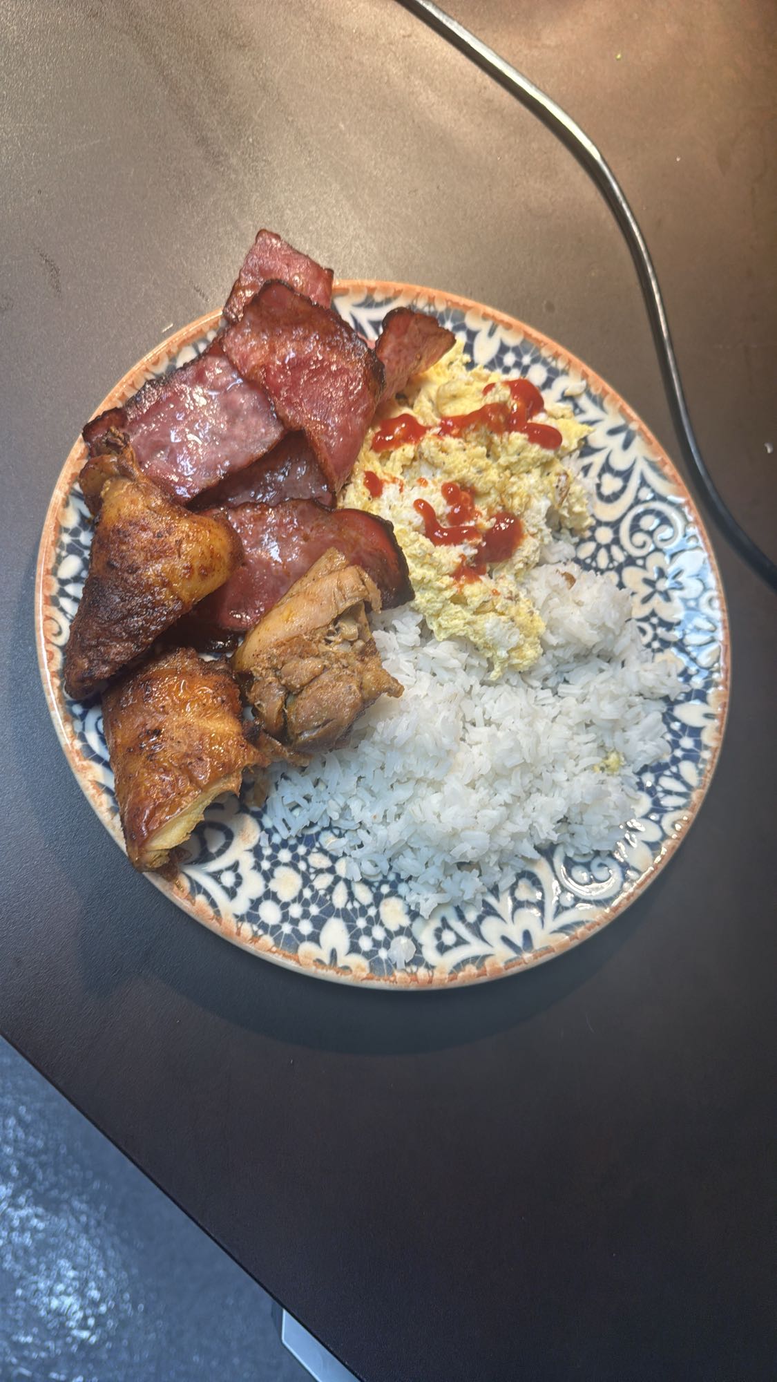 Ris, kyckling, ägg & bacon