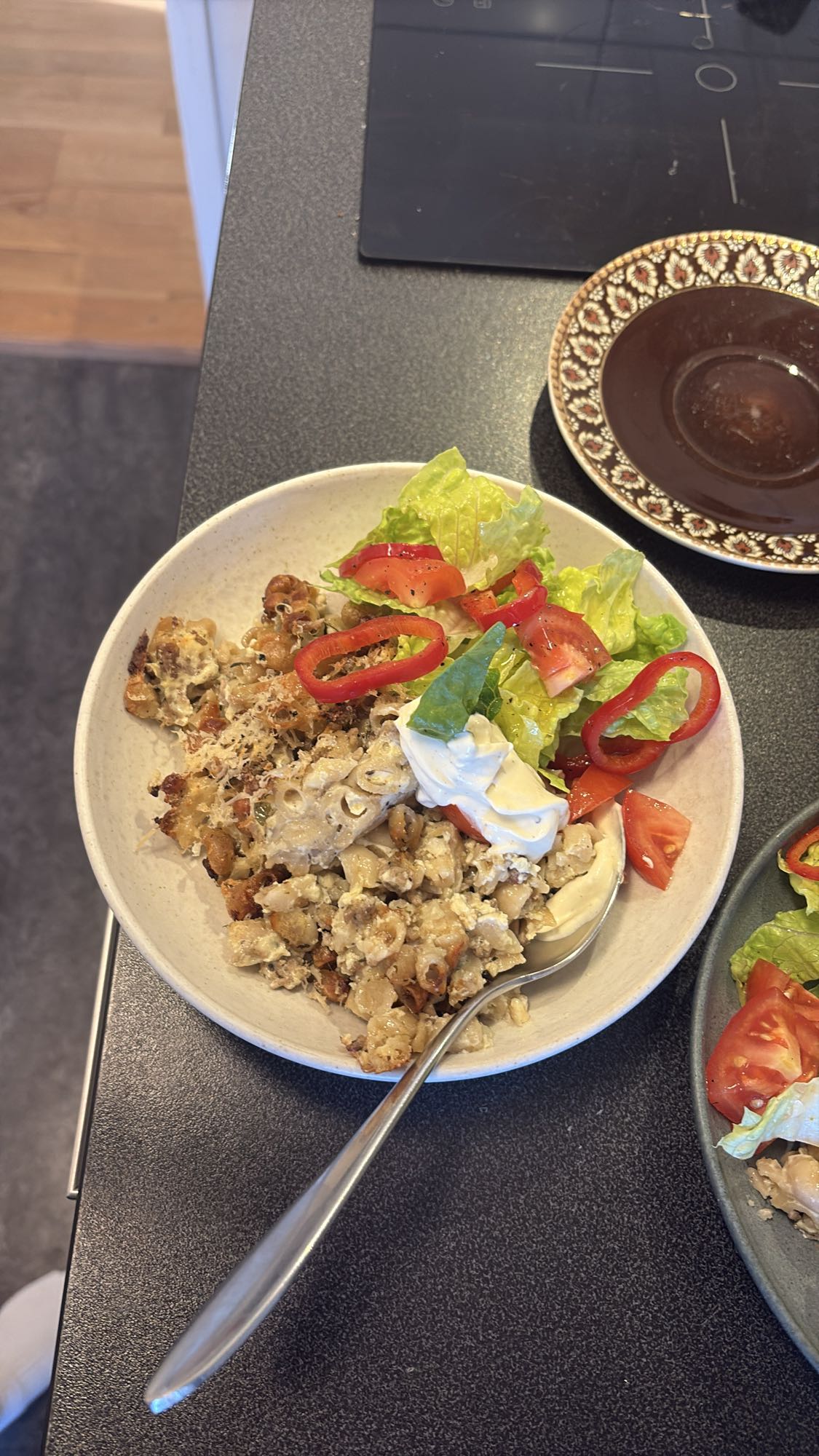 Makaronilåda med sallad