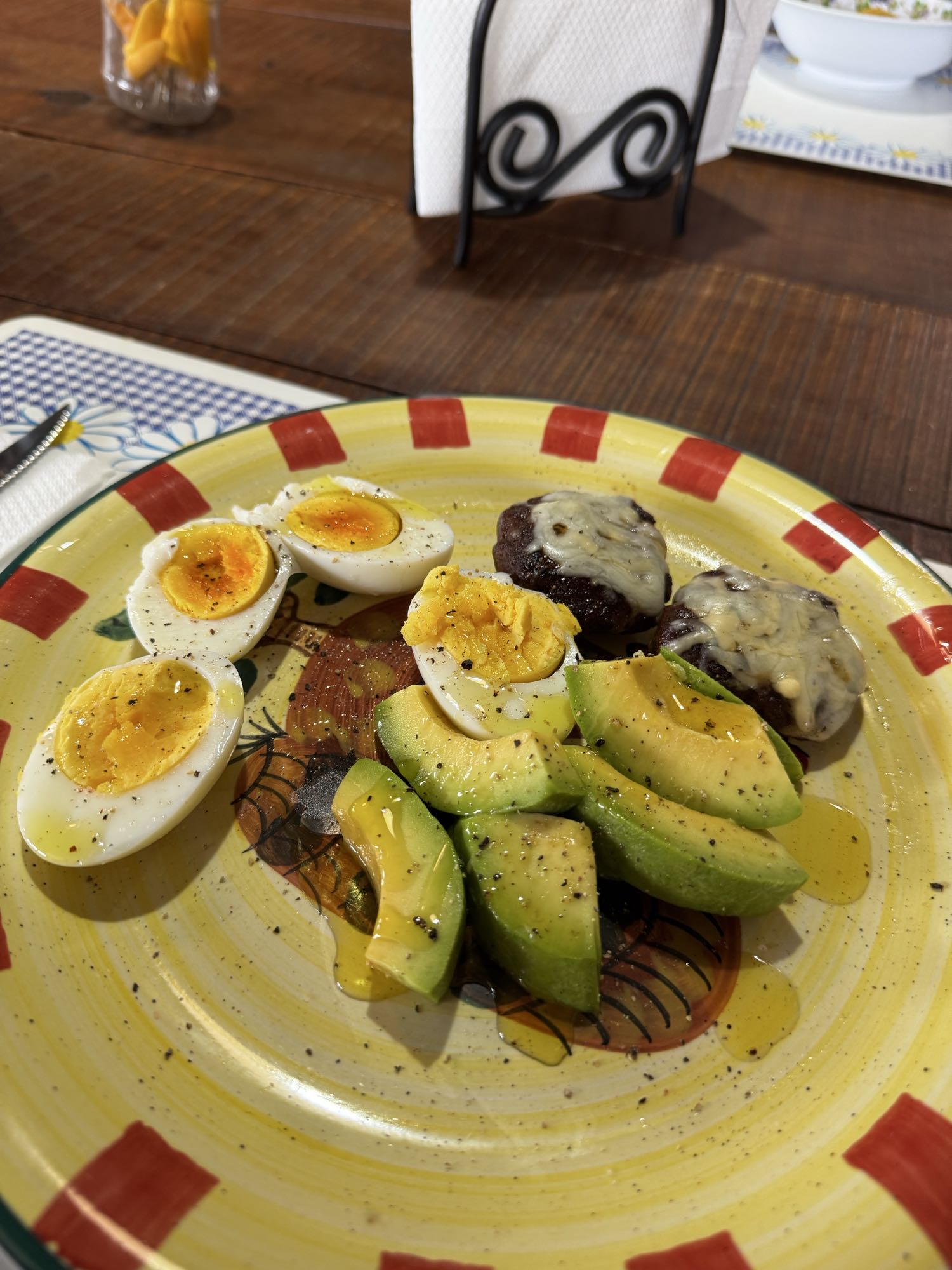 Desayuno con huevo y aguacate