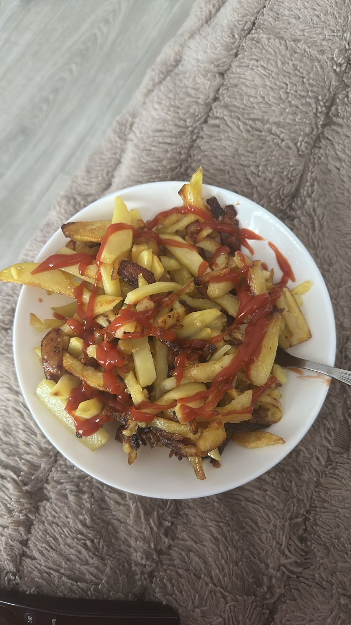 Frytki z ketchupem