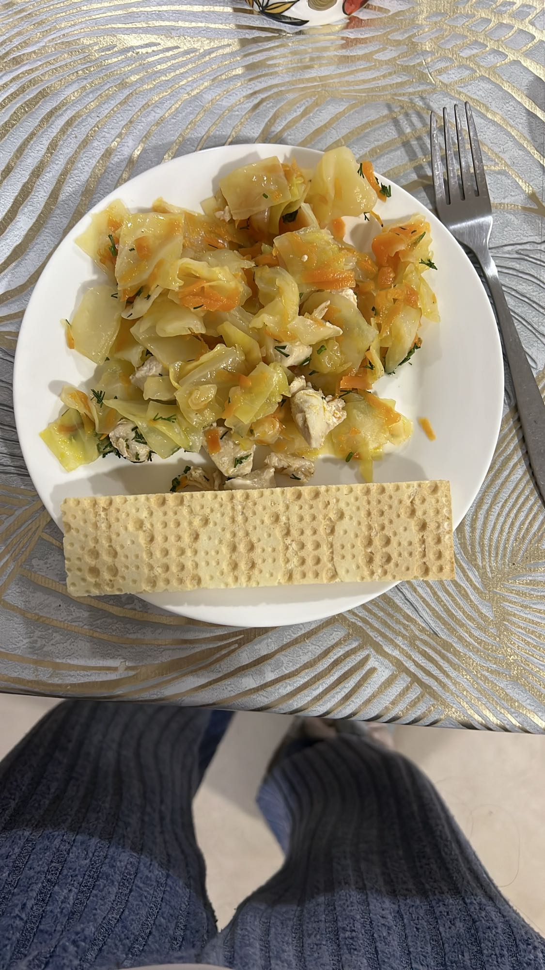 тушёная капуста с курицей и хлебец