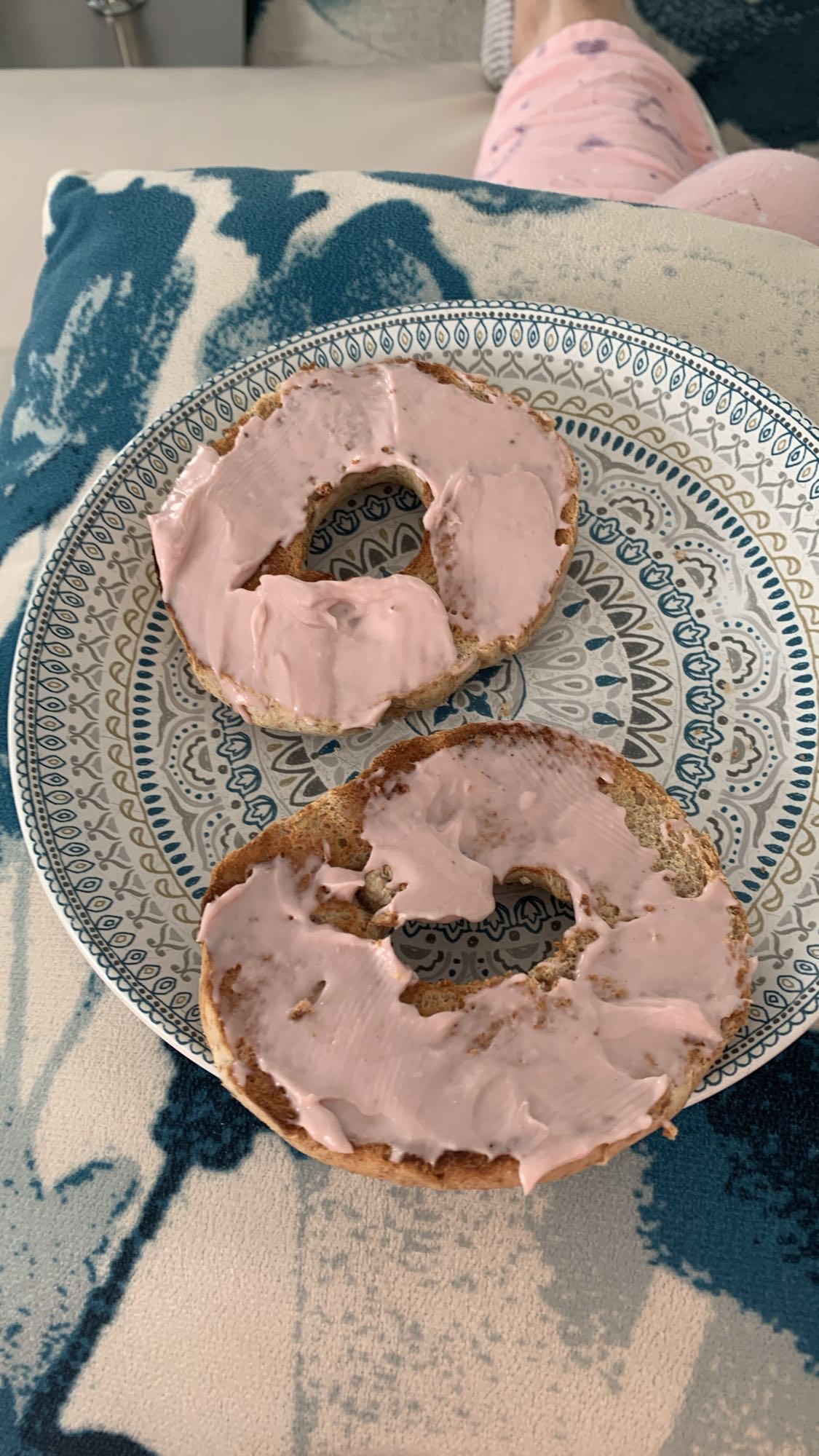 Bagel au fromage rose