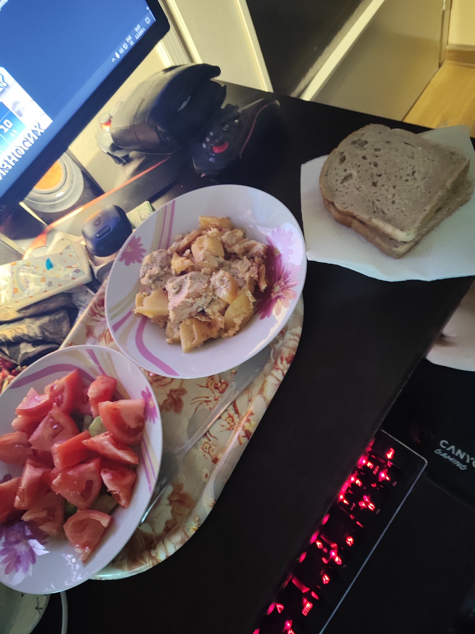 Tuna salad with bread