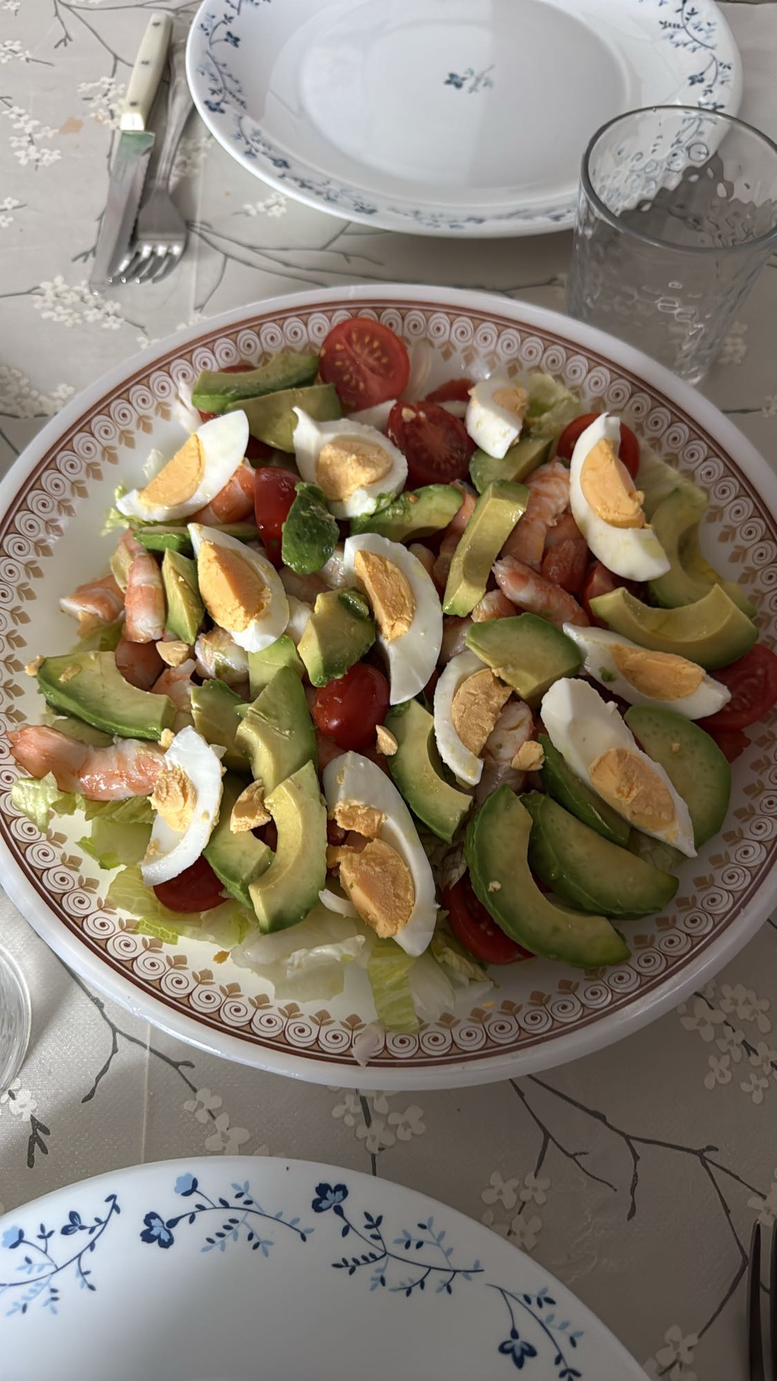 ensalada con aguacate y huevo