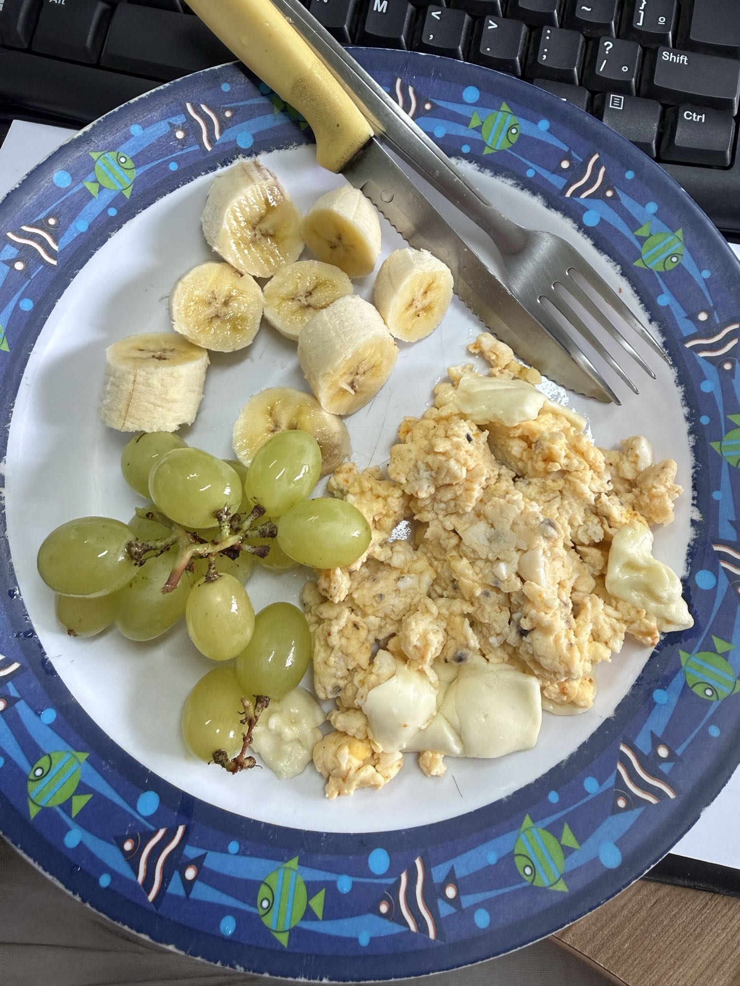 Café com ovos, banana e uva