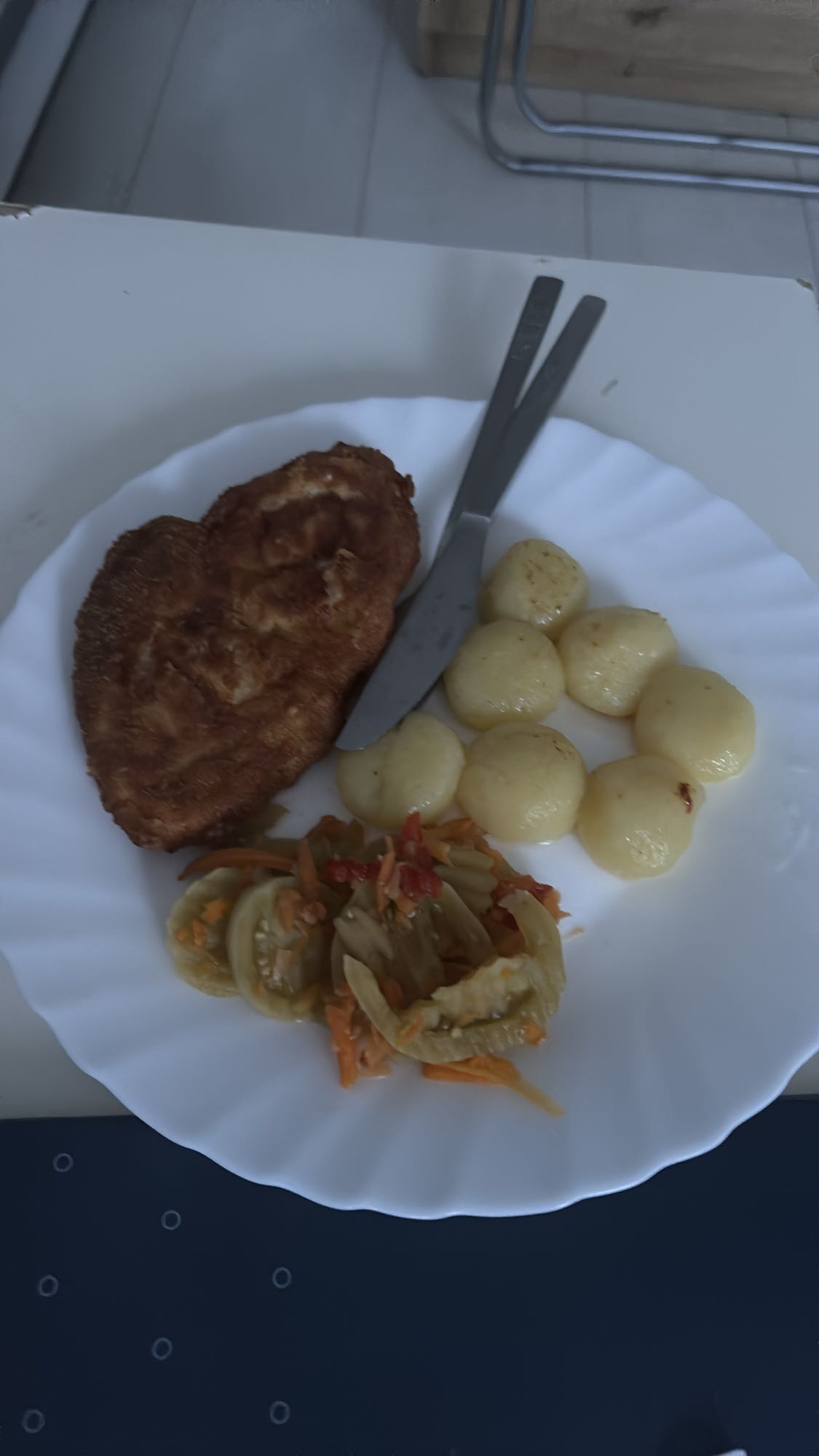 Kotlet z kluskami i surówką
