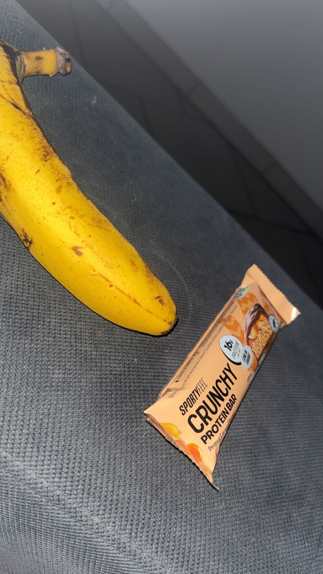 Banane et barre protéinée