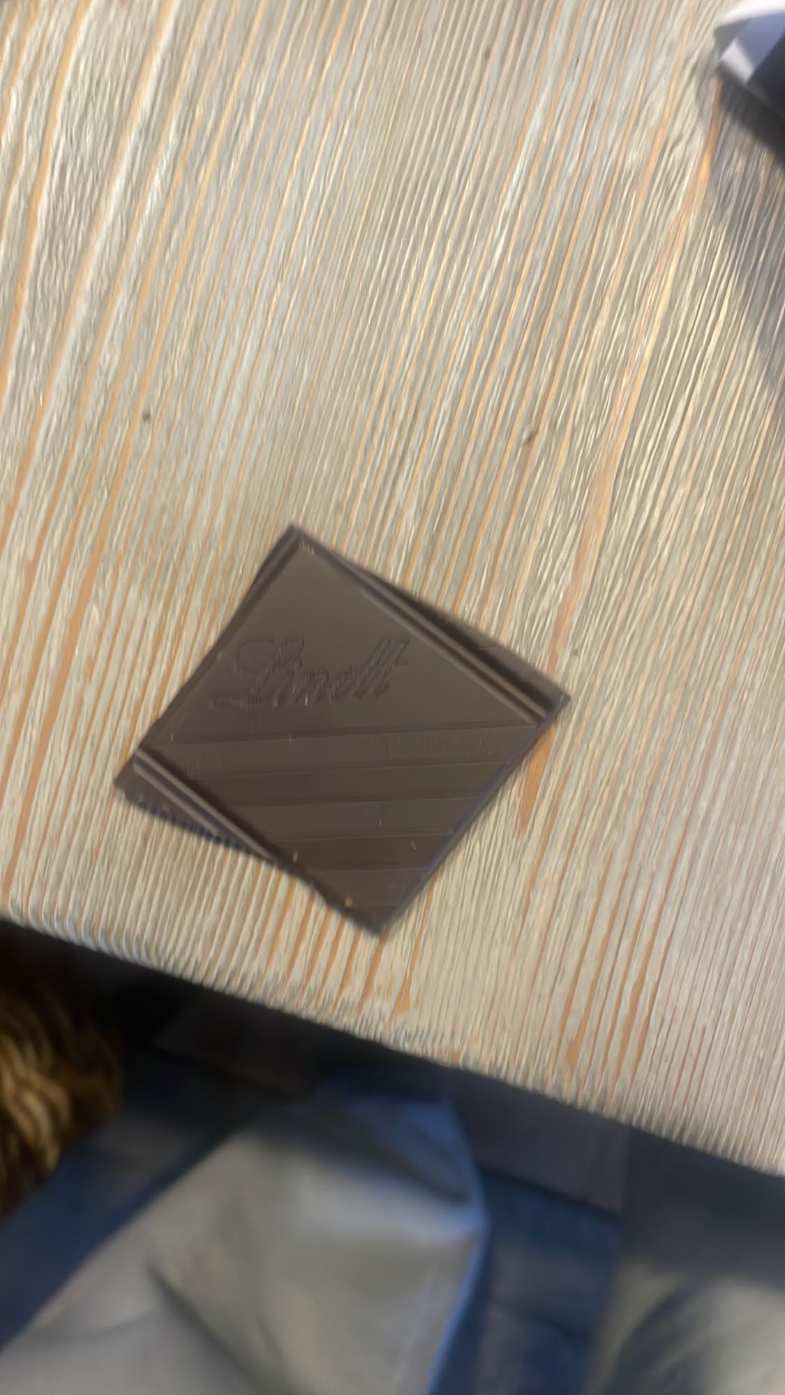 kostka ciemnej czekolady