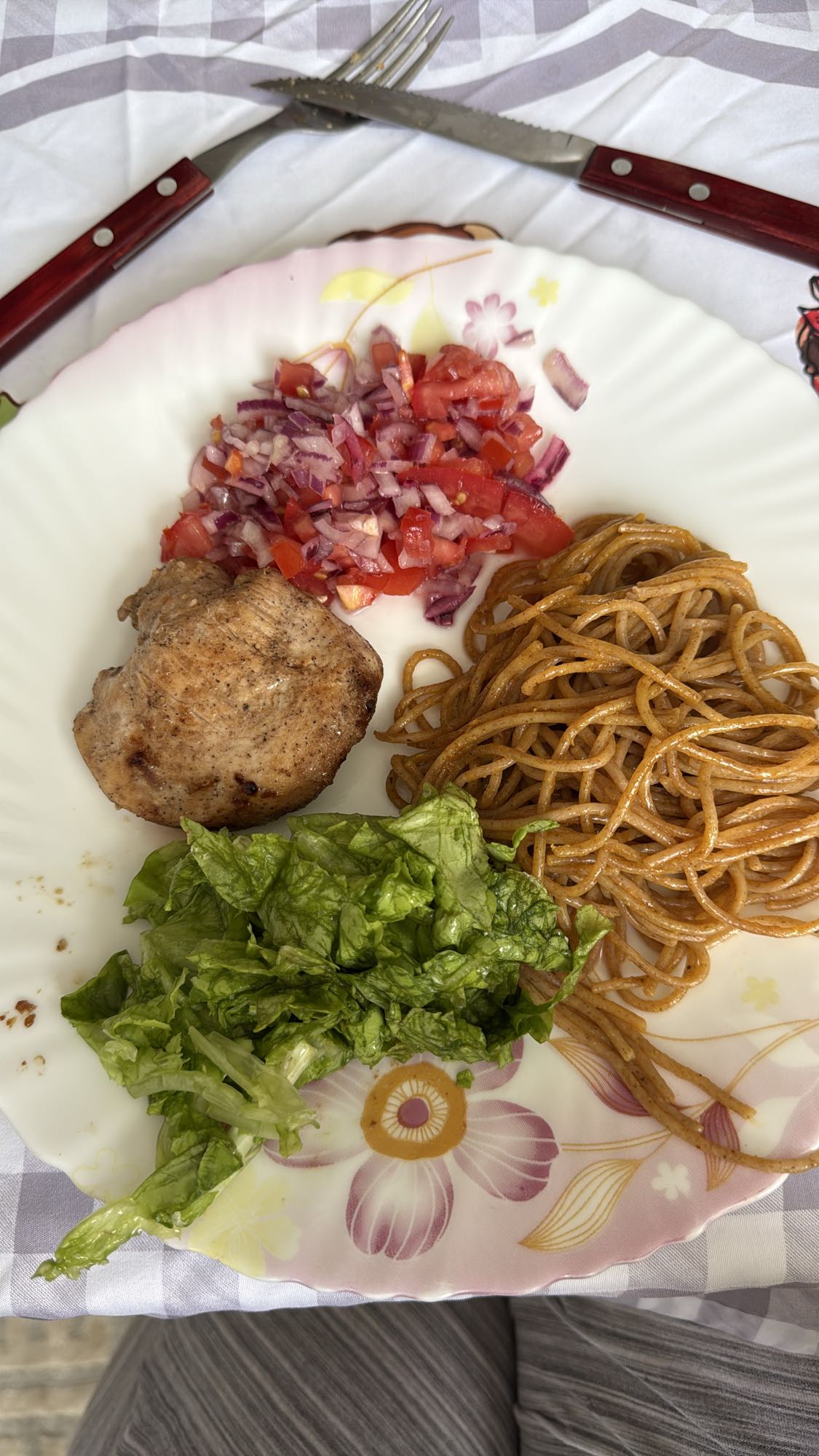 Frango com macarrão e salada