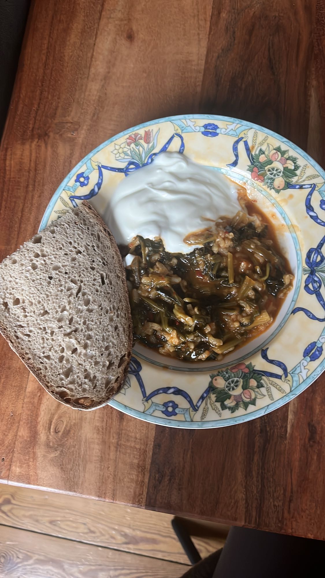 Ispanak yemeği, yoğurt, ekmek