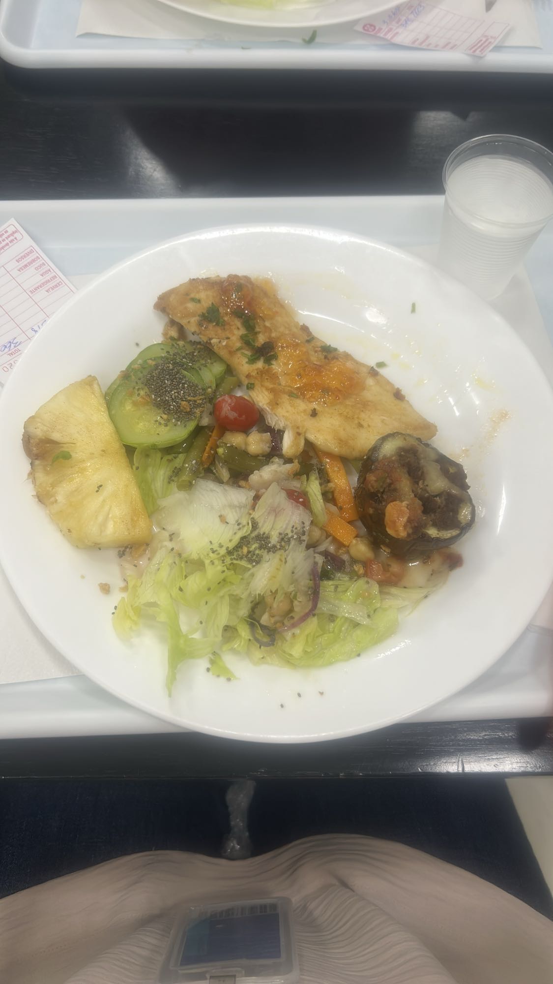 Peixe com legumes e salada