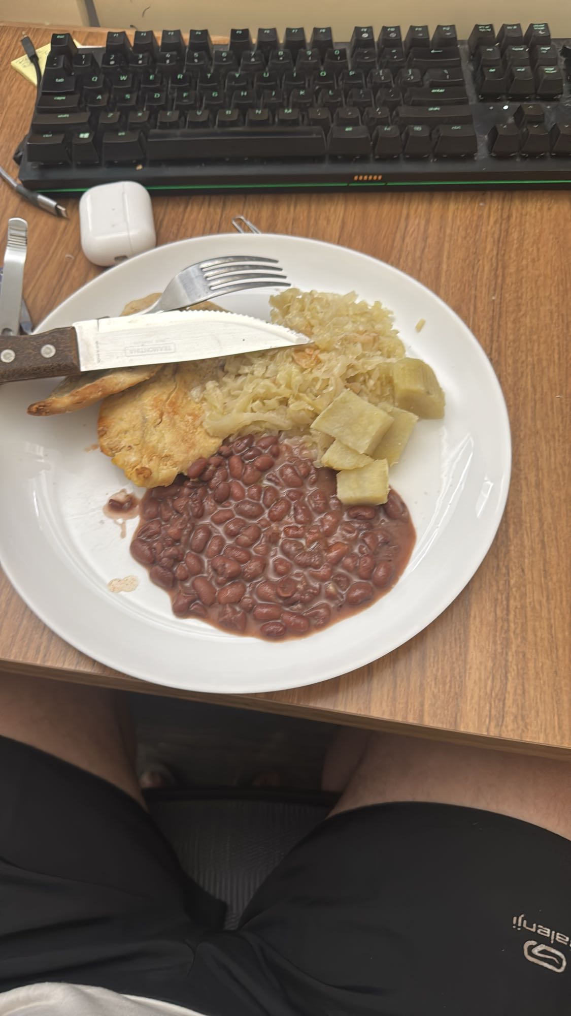 Frango, arroz, feijão e mandioca