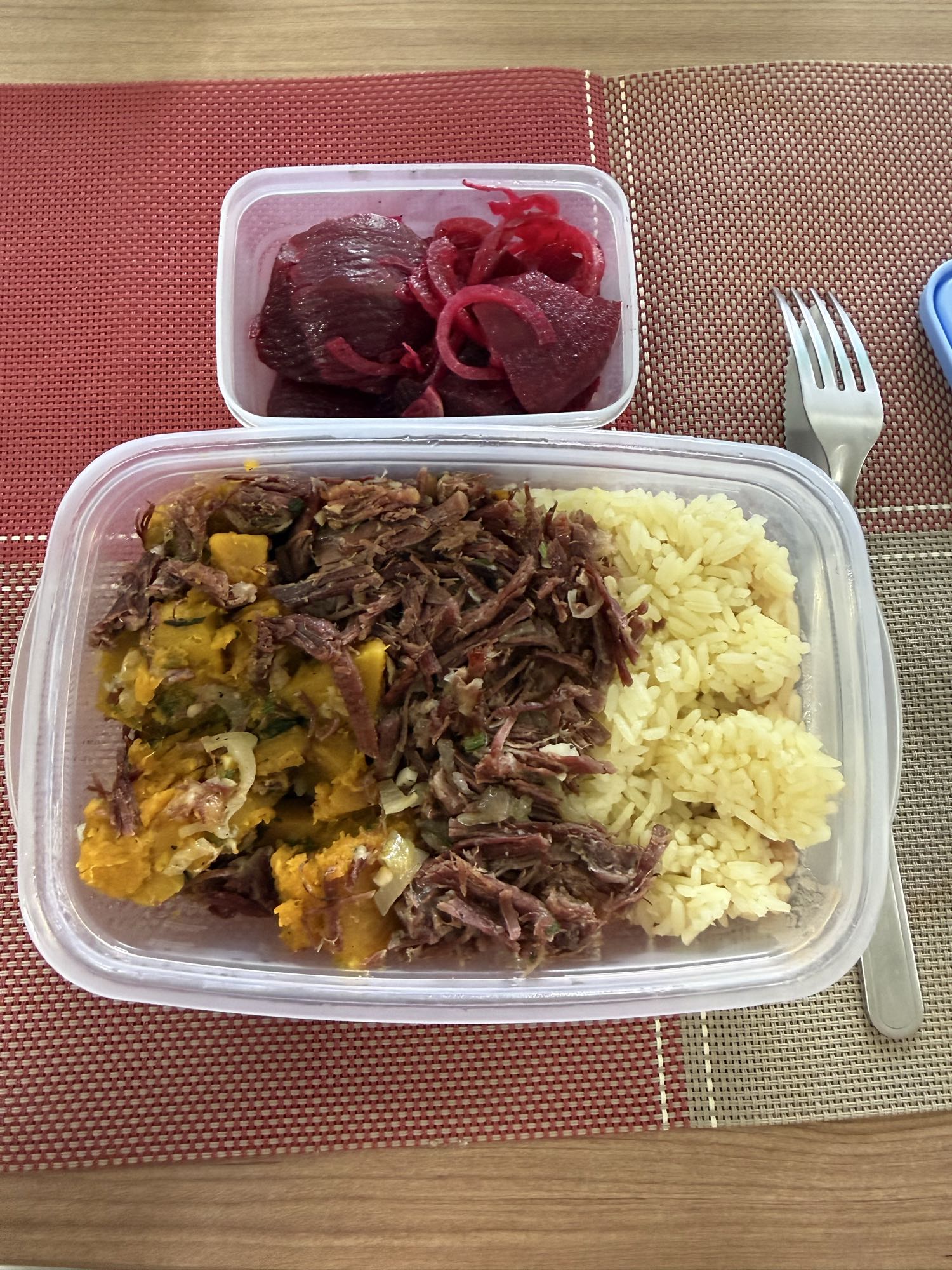 Arroz, carne seca e beterraba