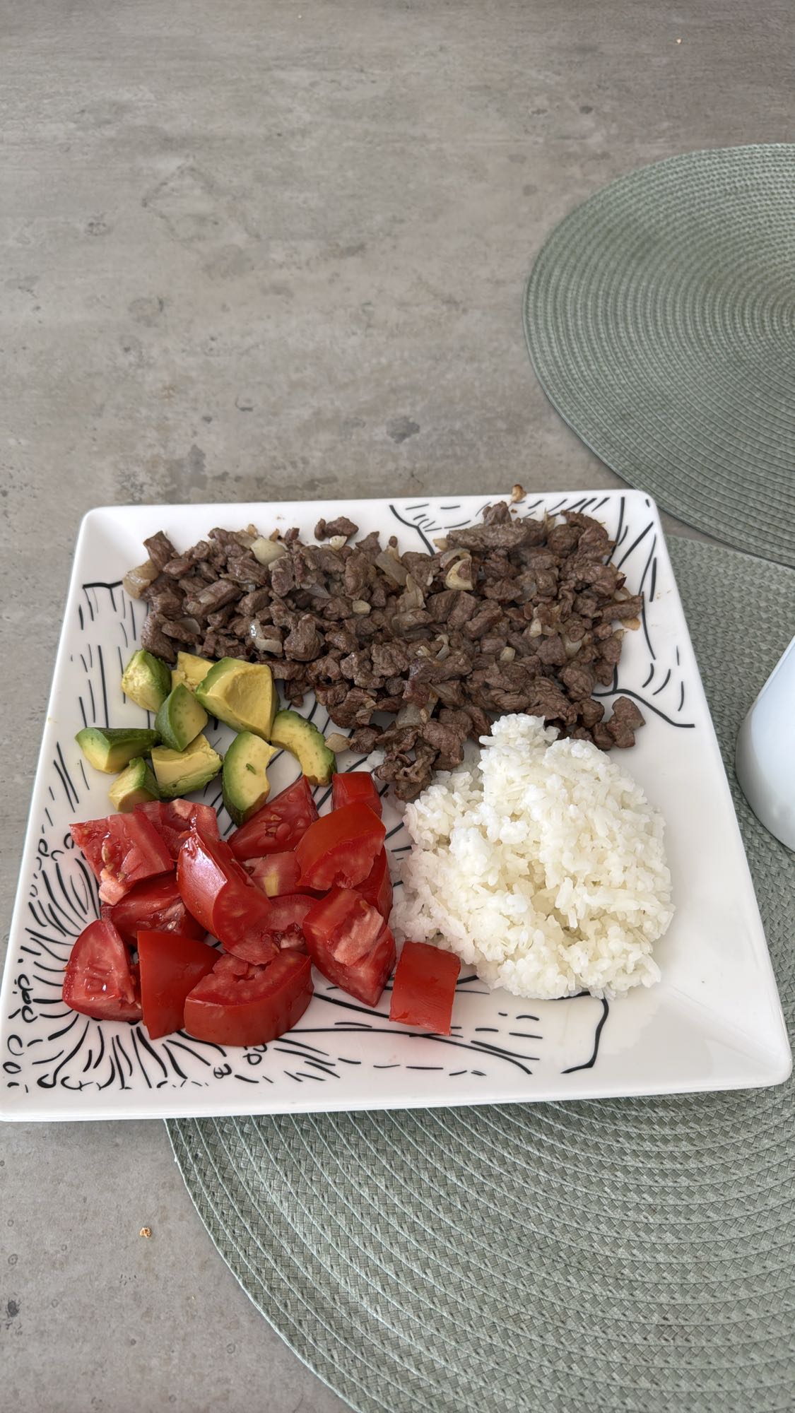 Plato de carne, arroz y verduras