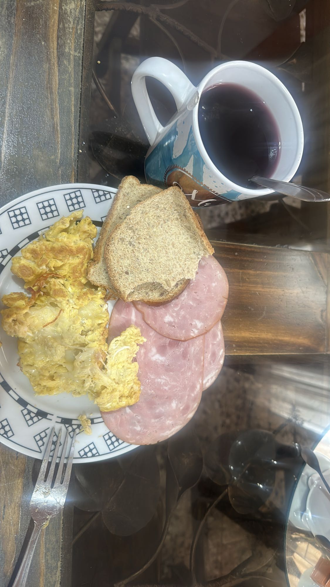 Desayuno con jamón y huevo