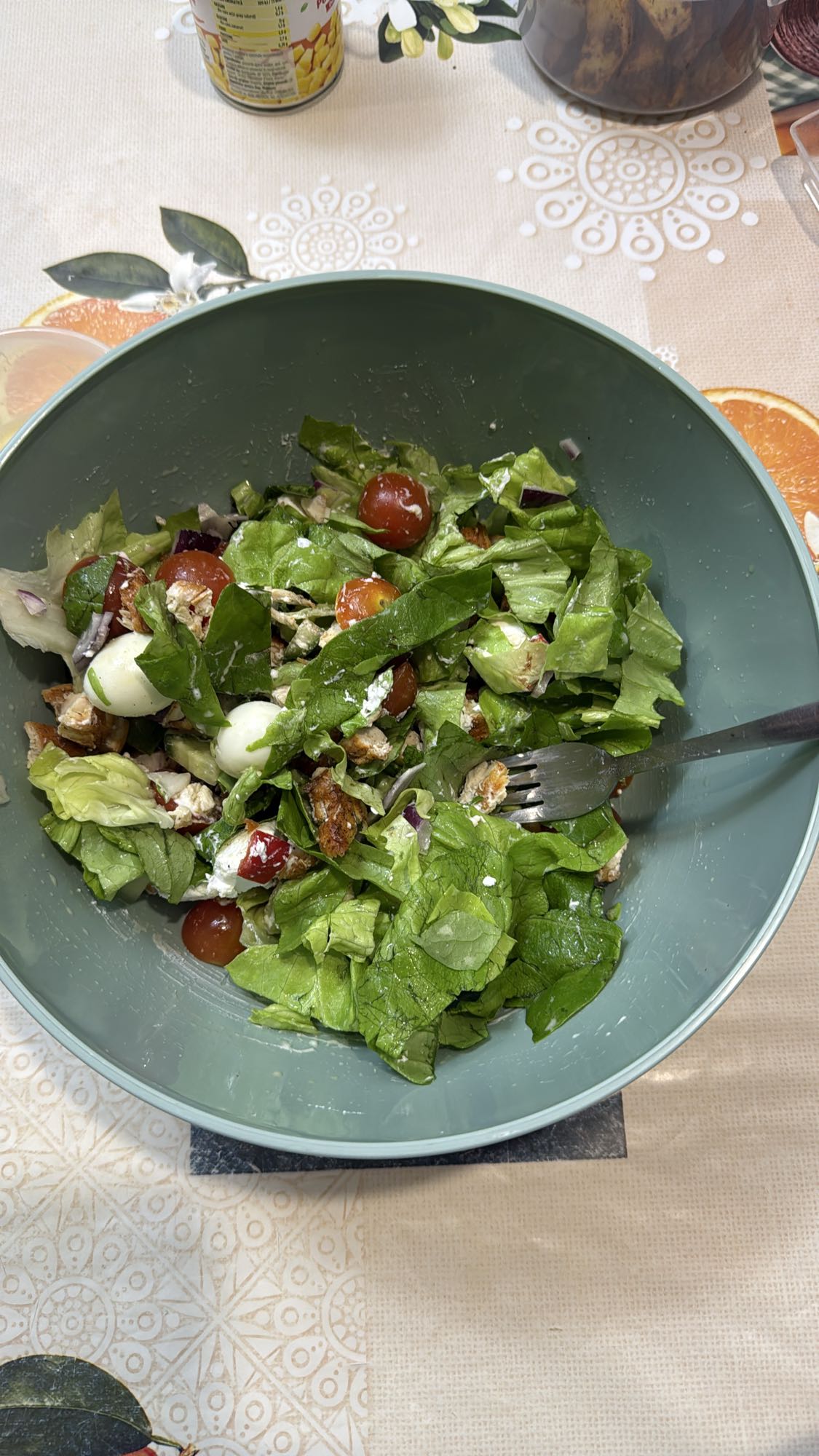 Salată cu pui și ouă