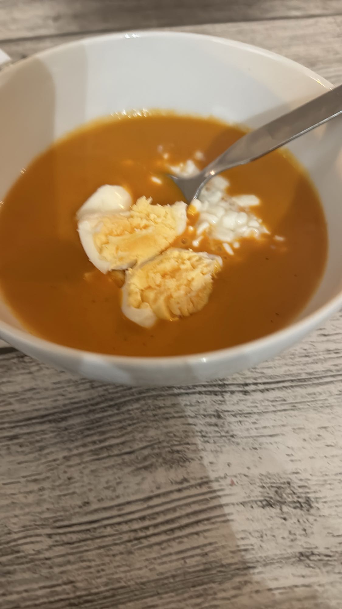 Tomatsoppa med ägg och keso