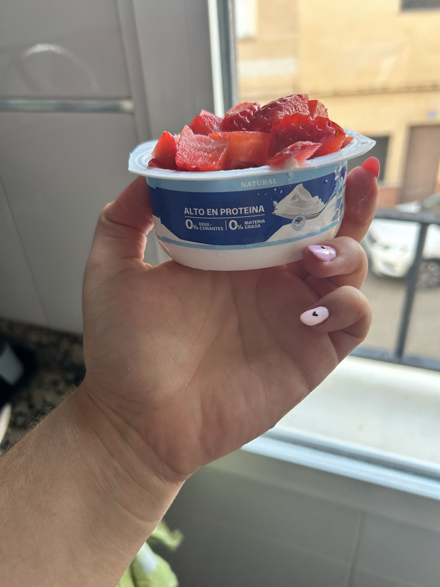 Yogur alto en proteína con fresas