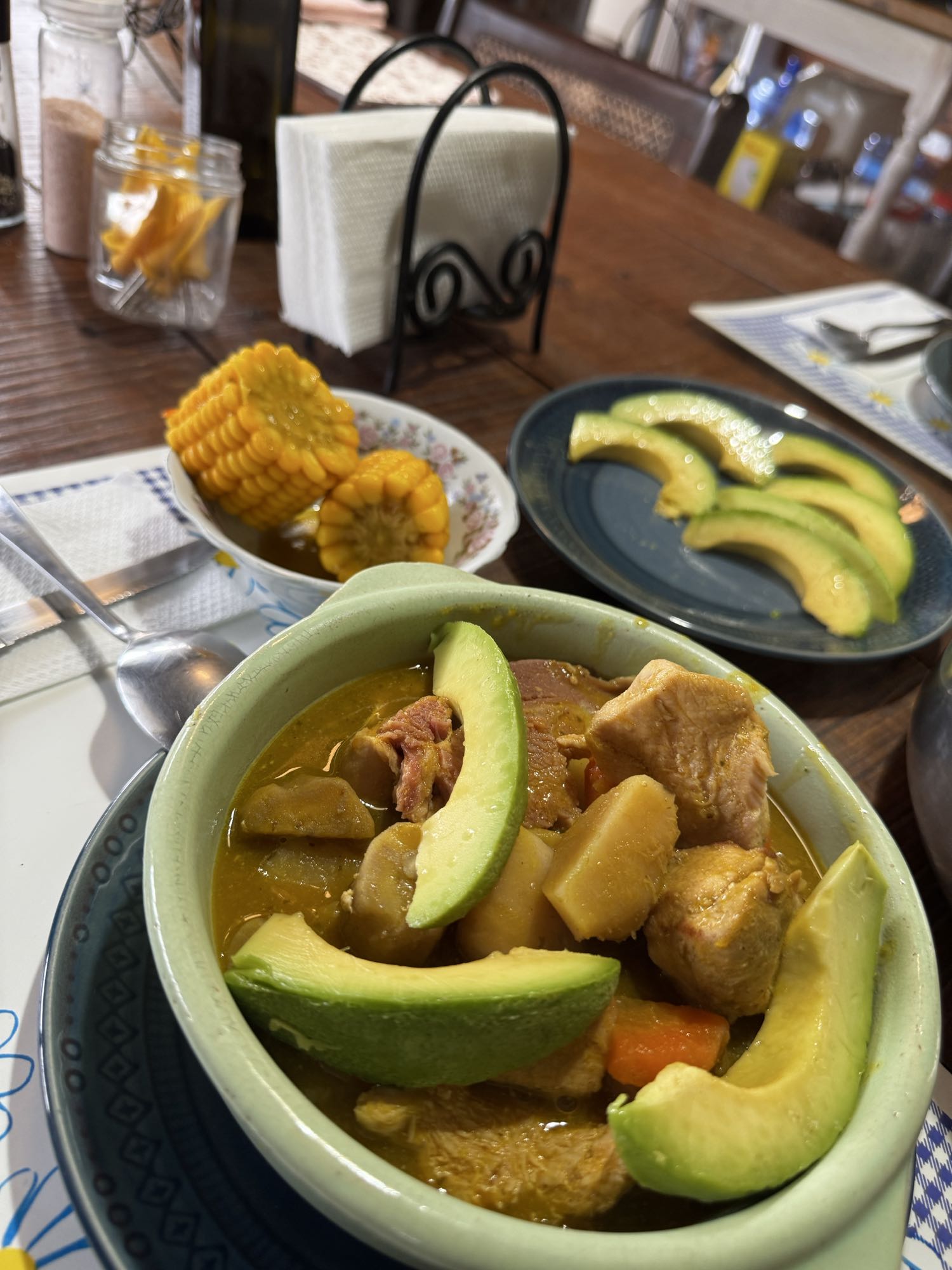 Sopa con aguacate