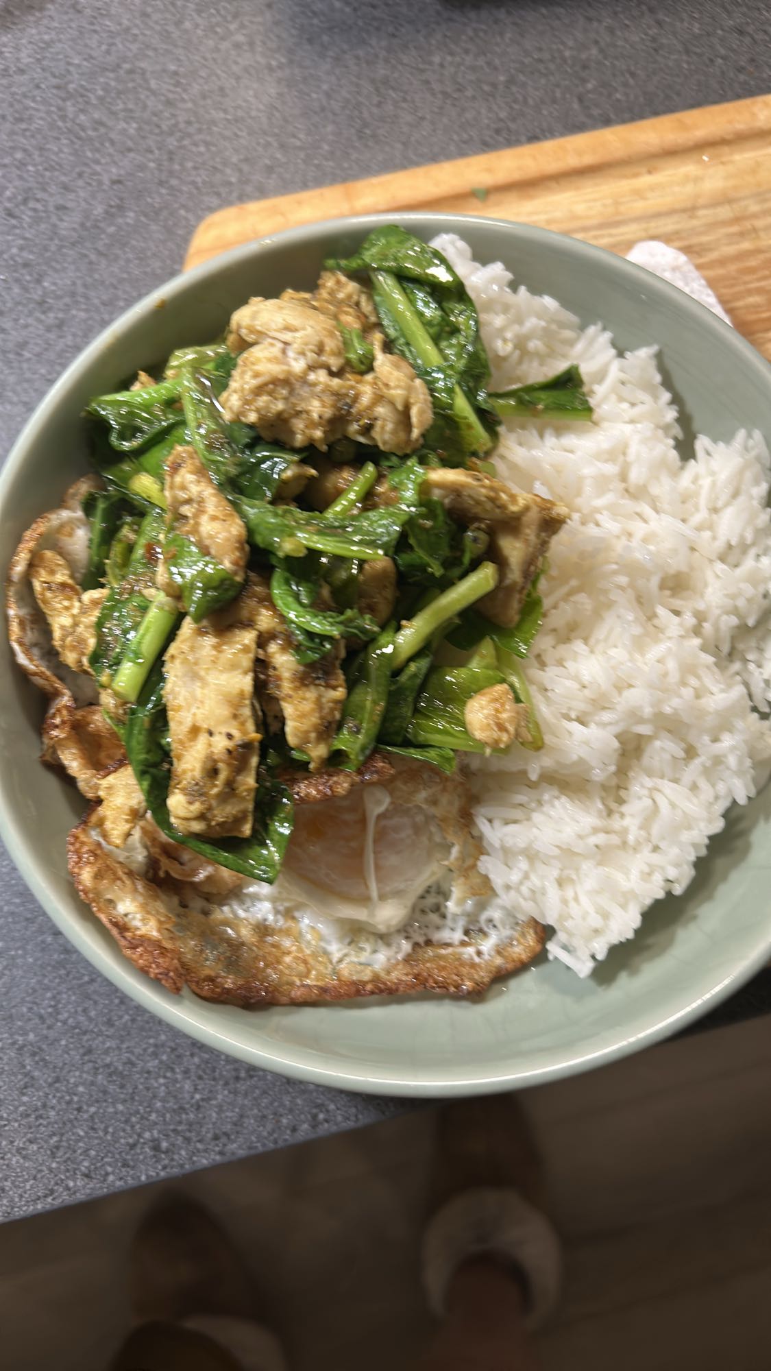 Stekt egg med ris og kylling