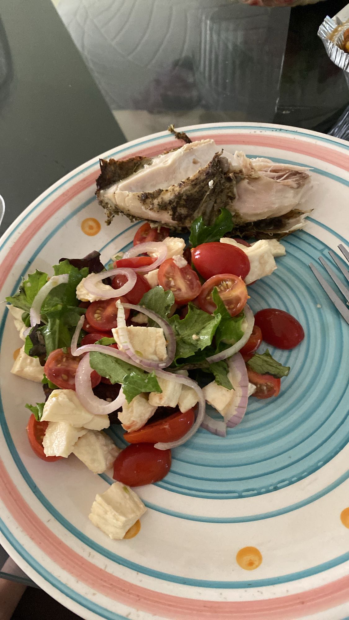 Pollo con ensalada fresca