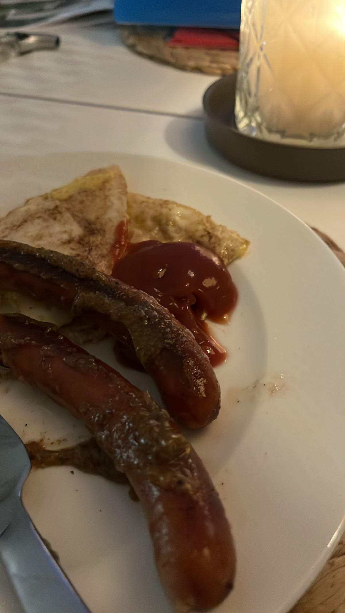 Korv med ägg och ketchup