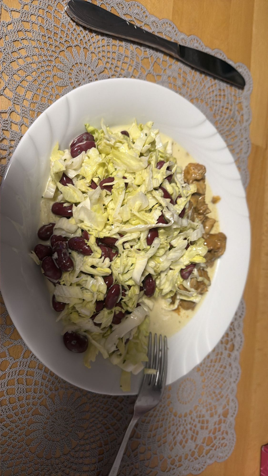 Koolsalade met bonen en kip