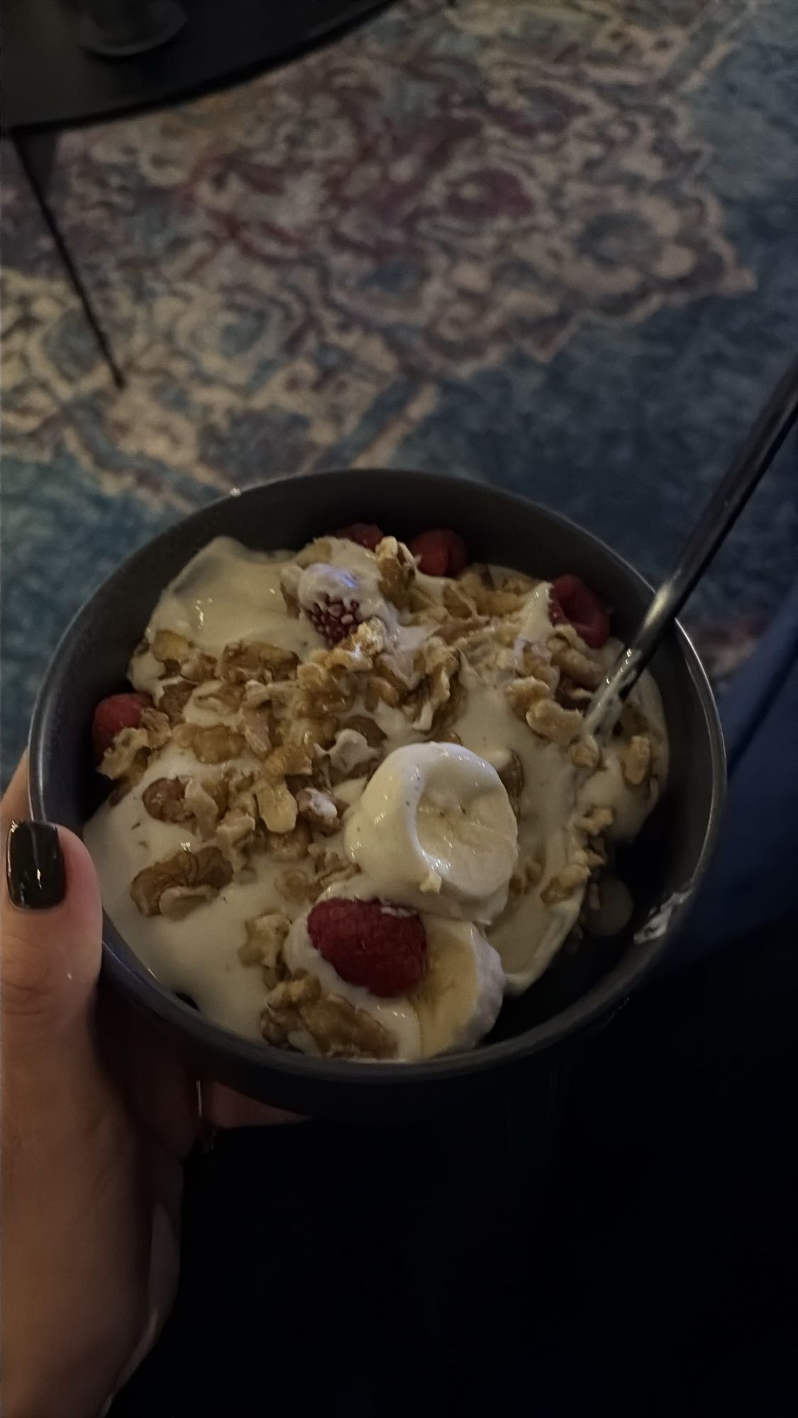 Jogurt z owocami i granolą