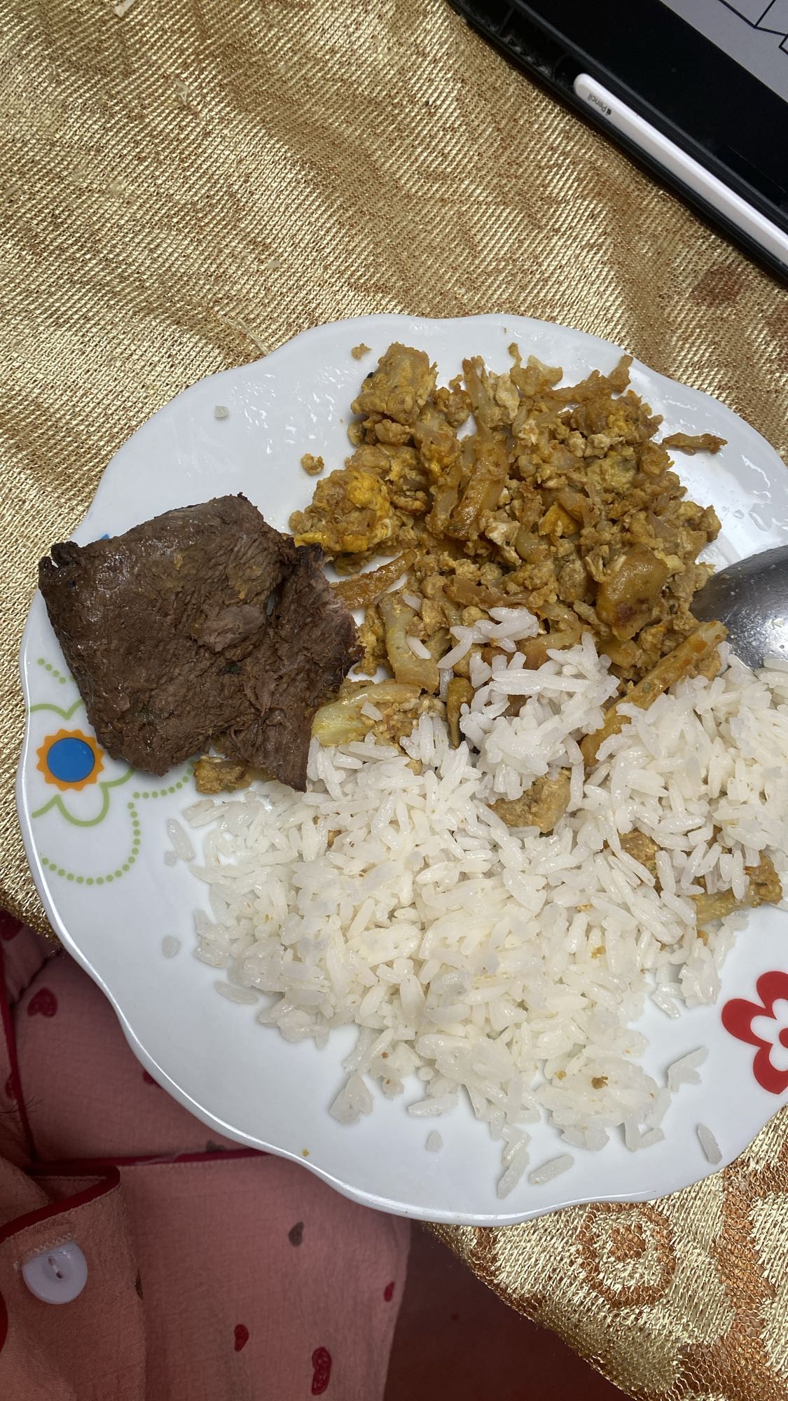 Arroz, carne y huevo revuelto