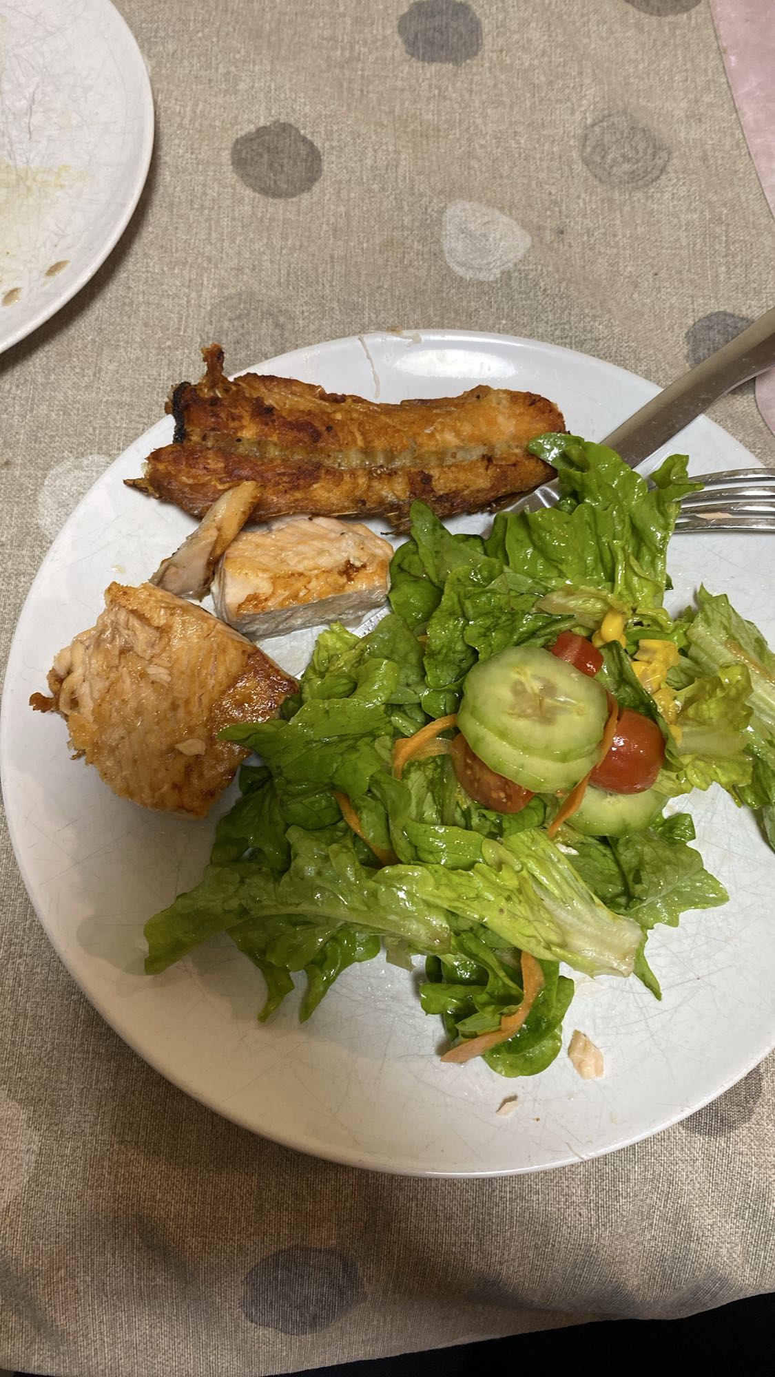 Salmón con ensalada