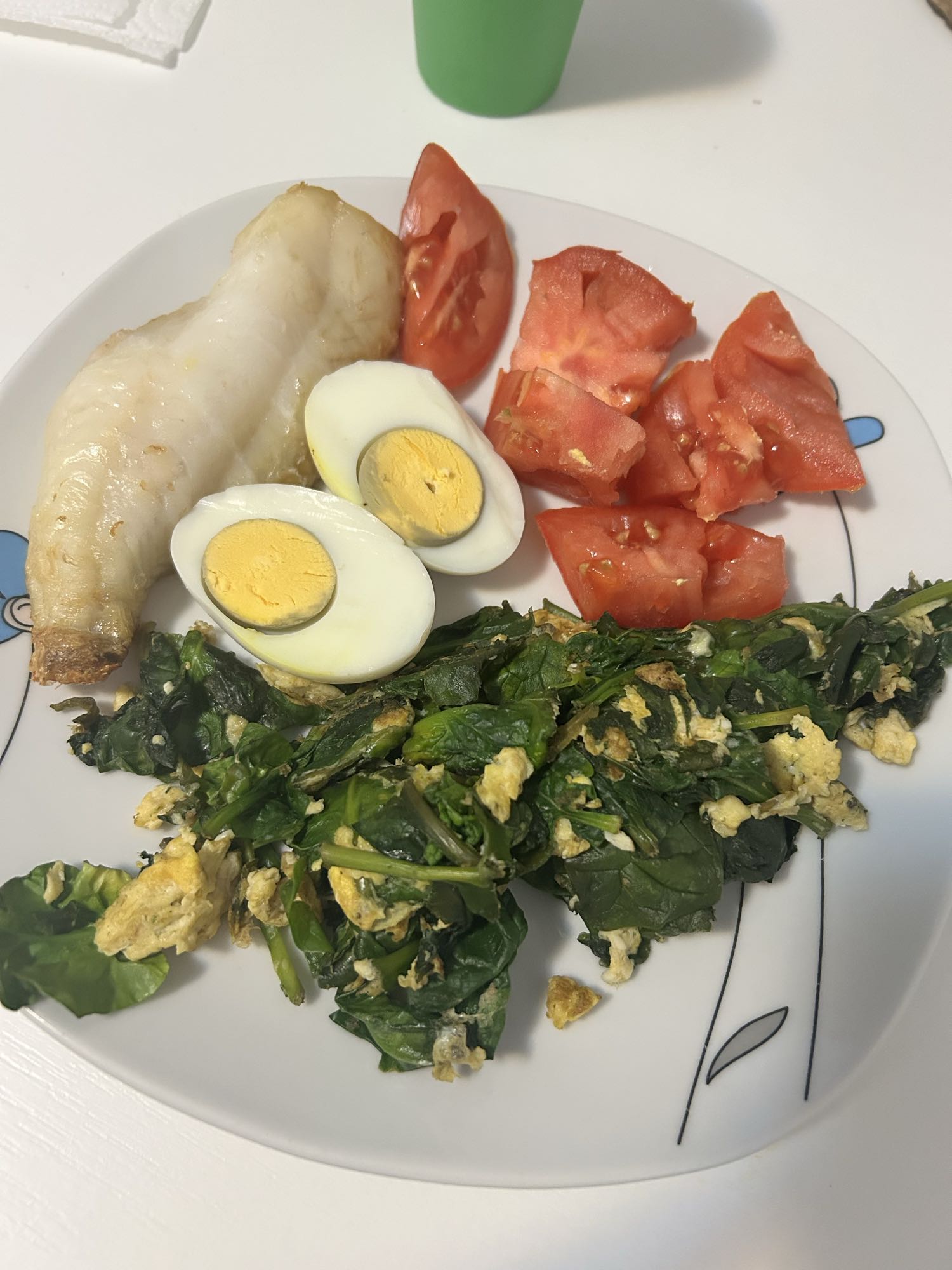 Gallineta con huevo duro, revuelto de huevo con espinacas y tomate fresco