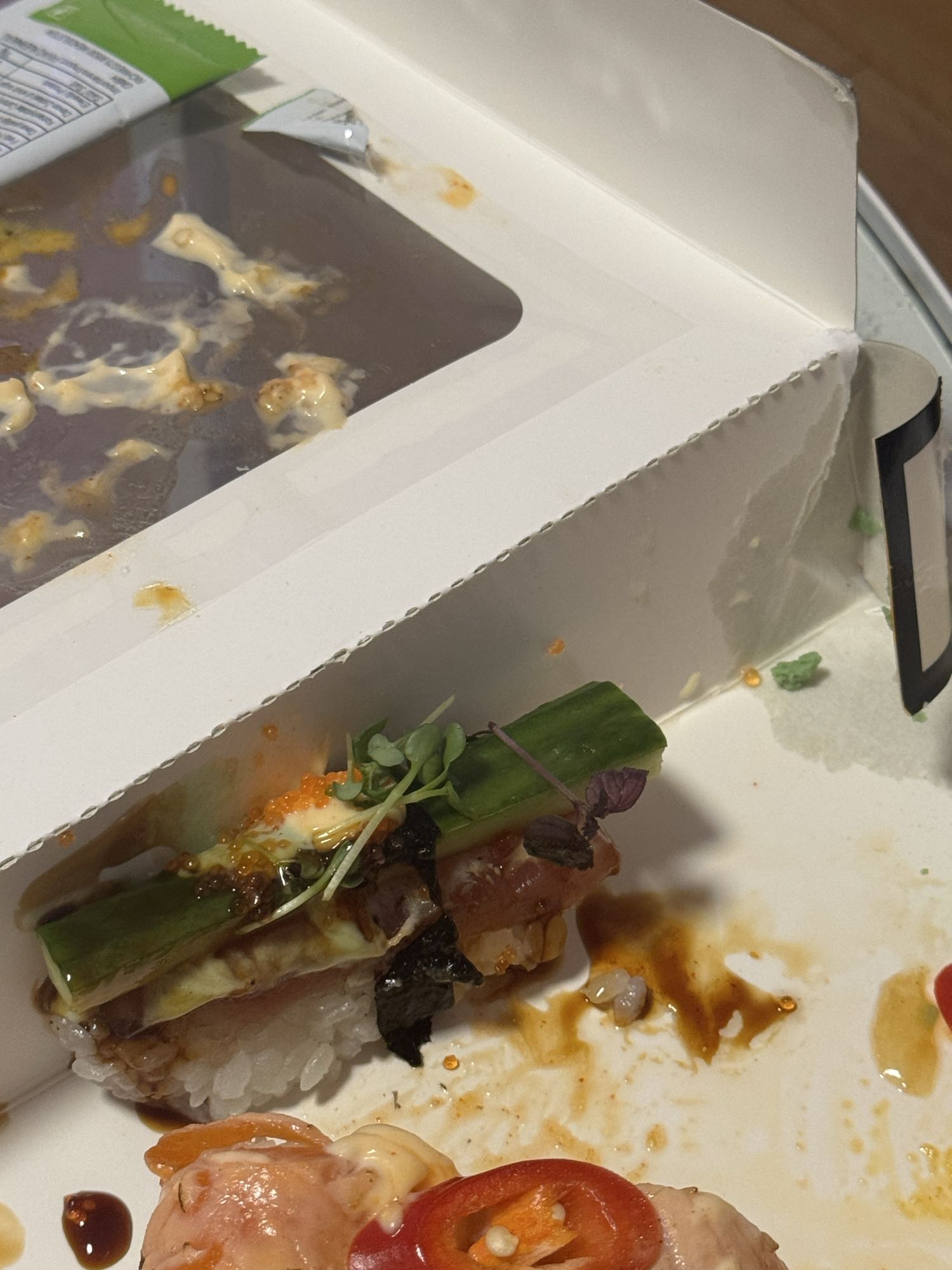 2 flambierte Thunfisch Nigiri mit Gutke, Spargel, on Top Aal Sauce, Wasabimayo, Chilimayo, Tobiko und Shiso