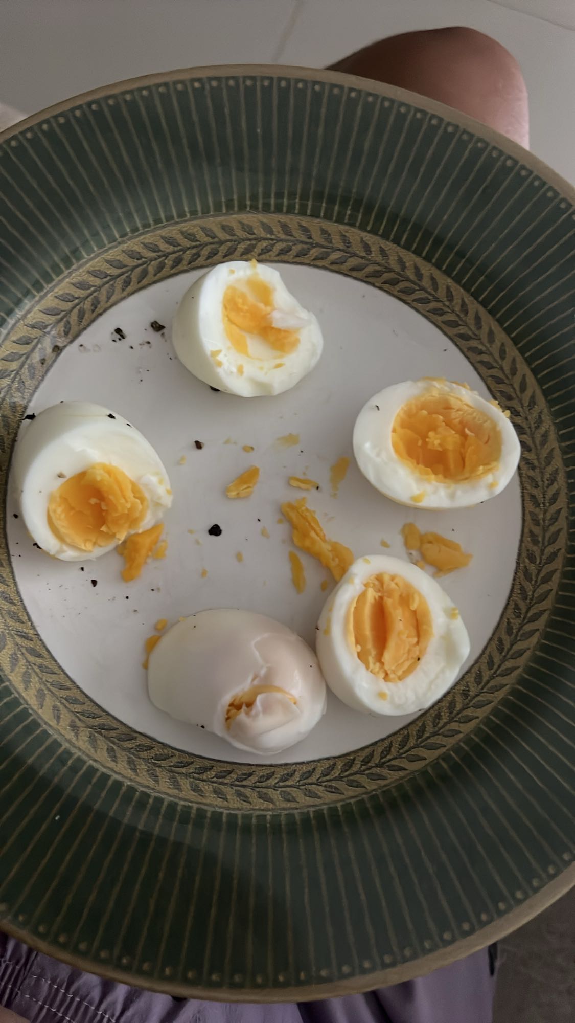 3 ovos cozidos inteiros