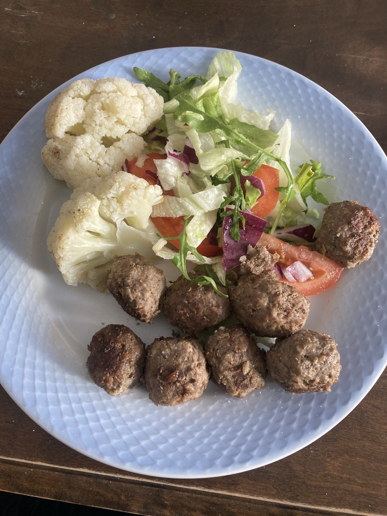 Köttbullar med sallad