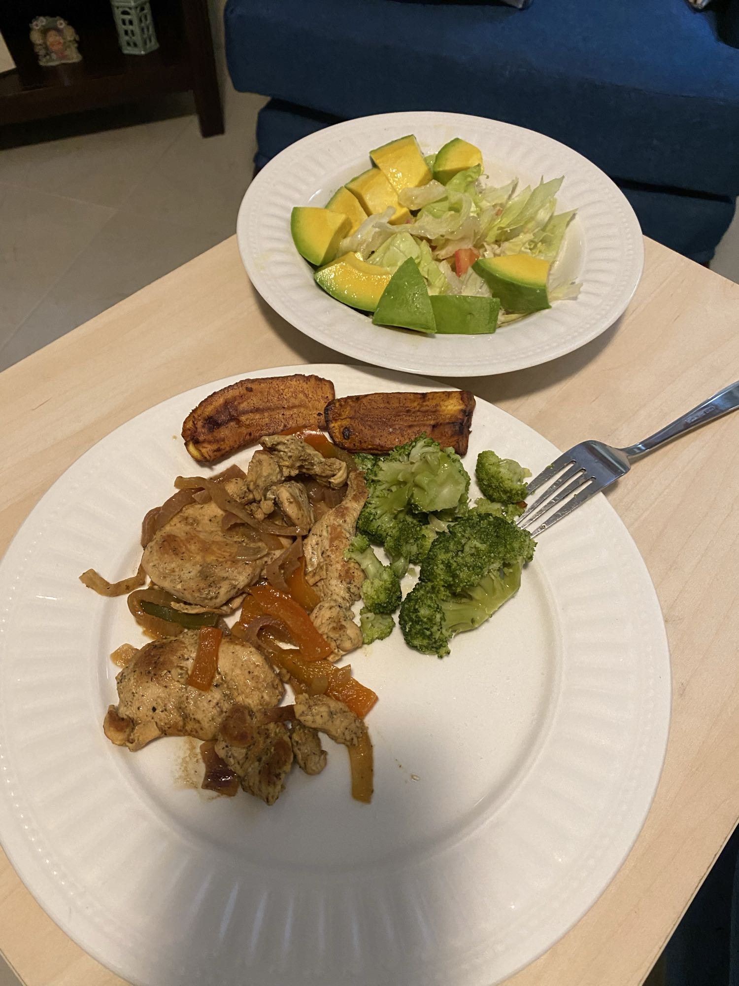 Pollo con vegetales y ensalada