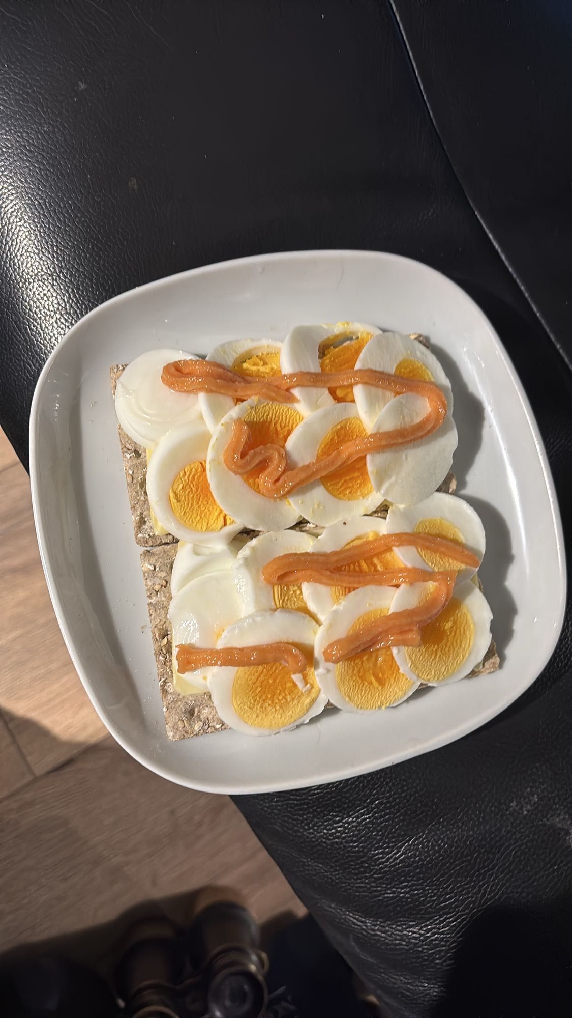 Knekkebrød med egg og kaviar