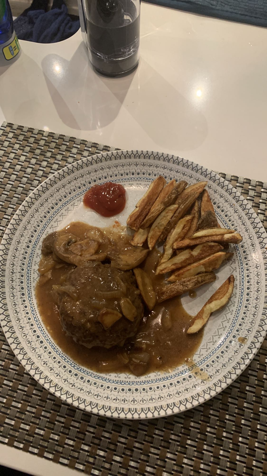 Steak haché sauce, frites
