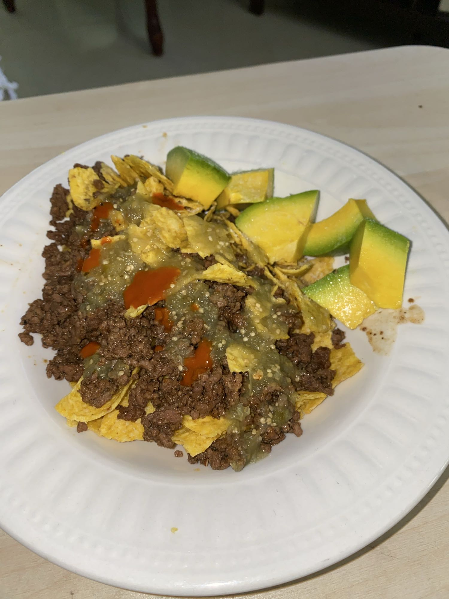 Nachos con carne y aguacate