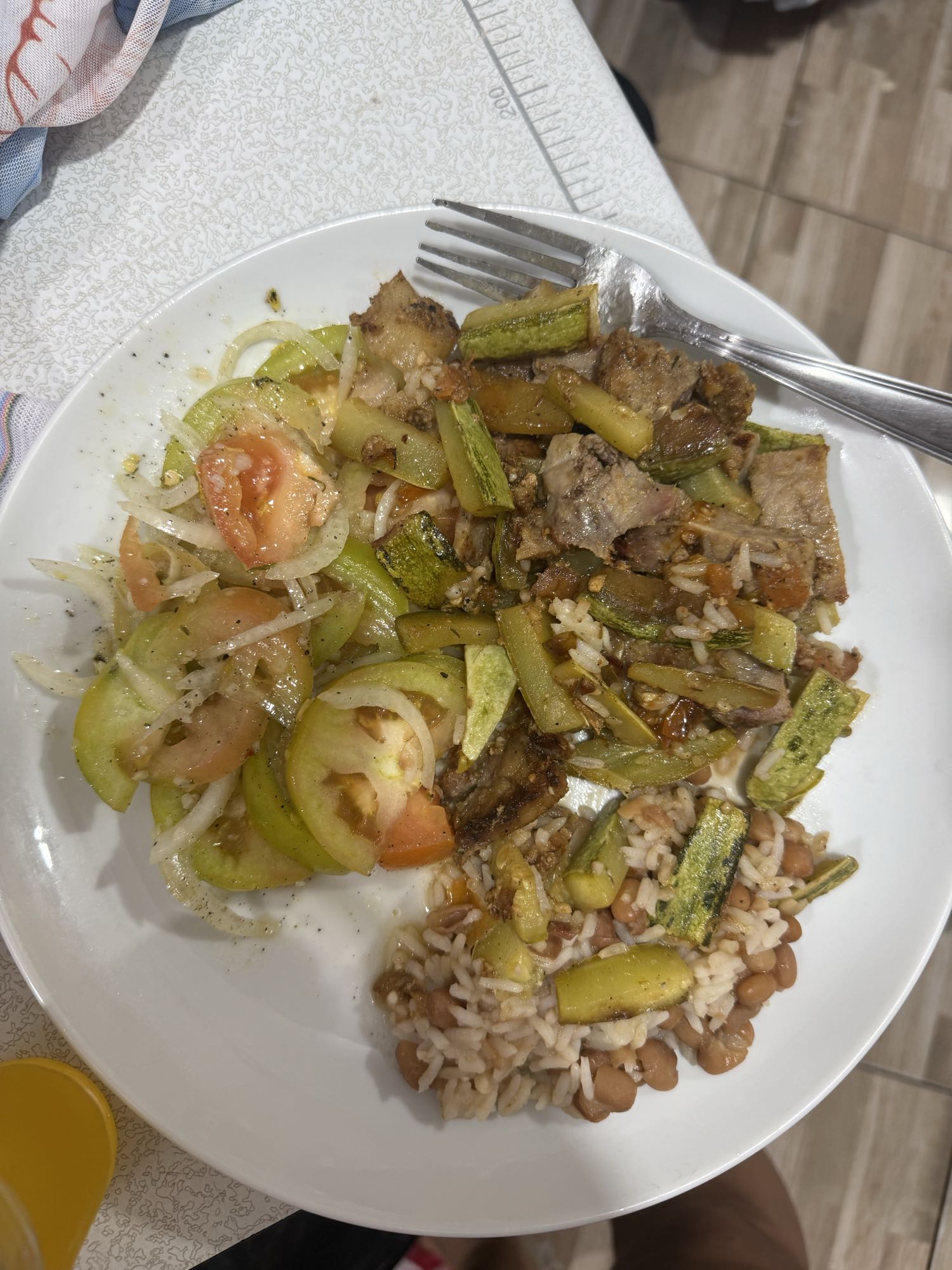 Arroz, feijão, carne e salada