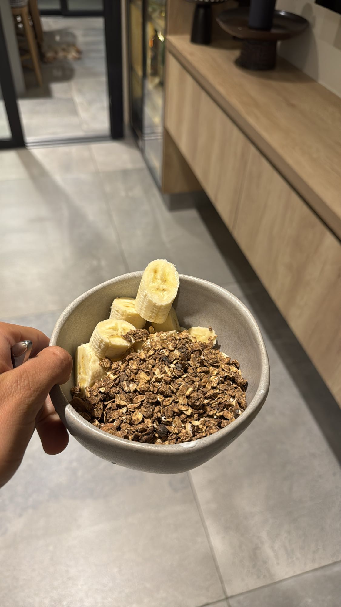 plátano con granola y yogurt griego