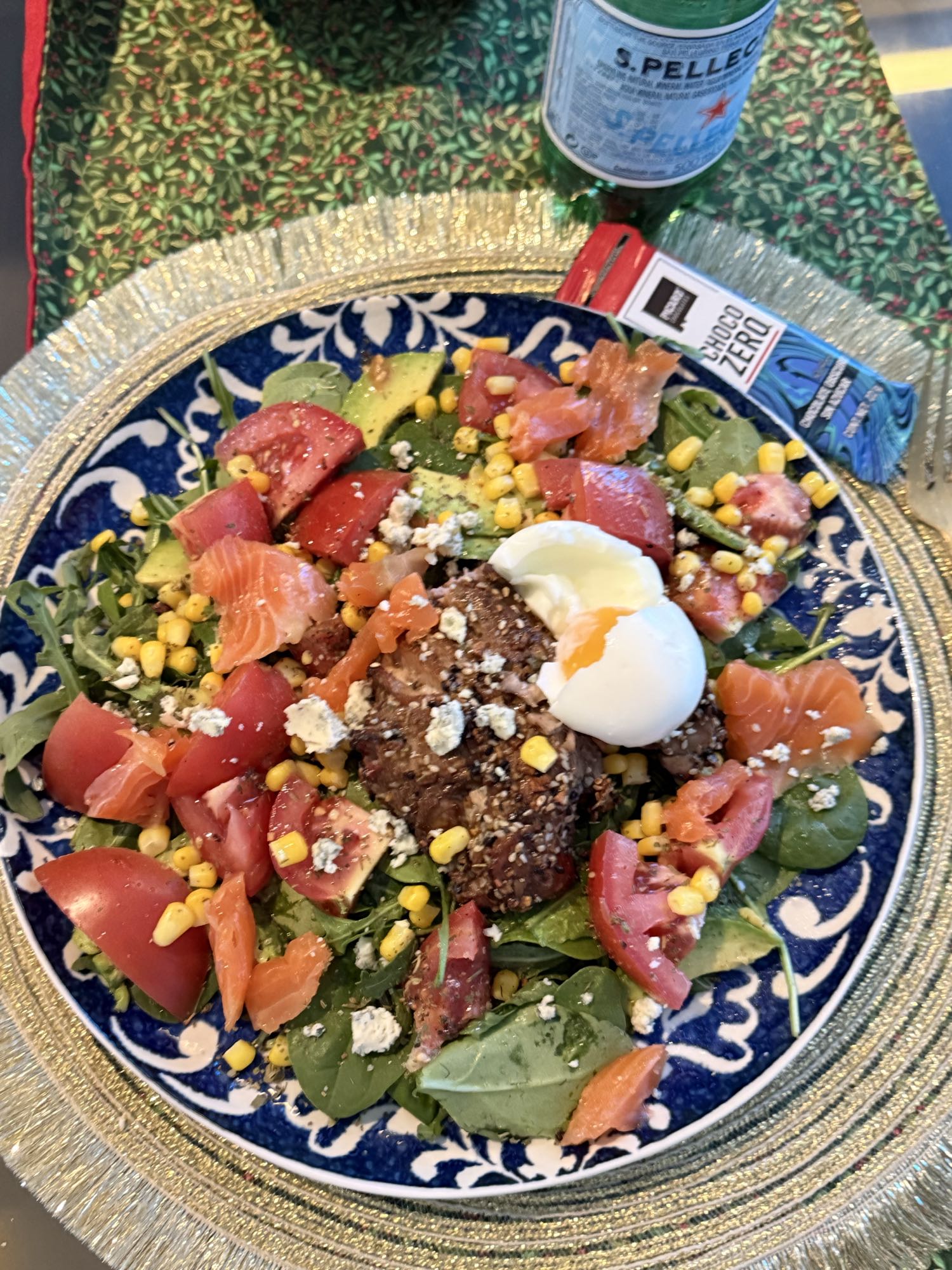 Салат з лососем та яйцем